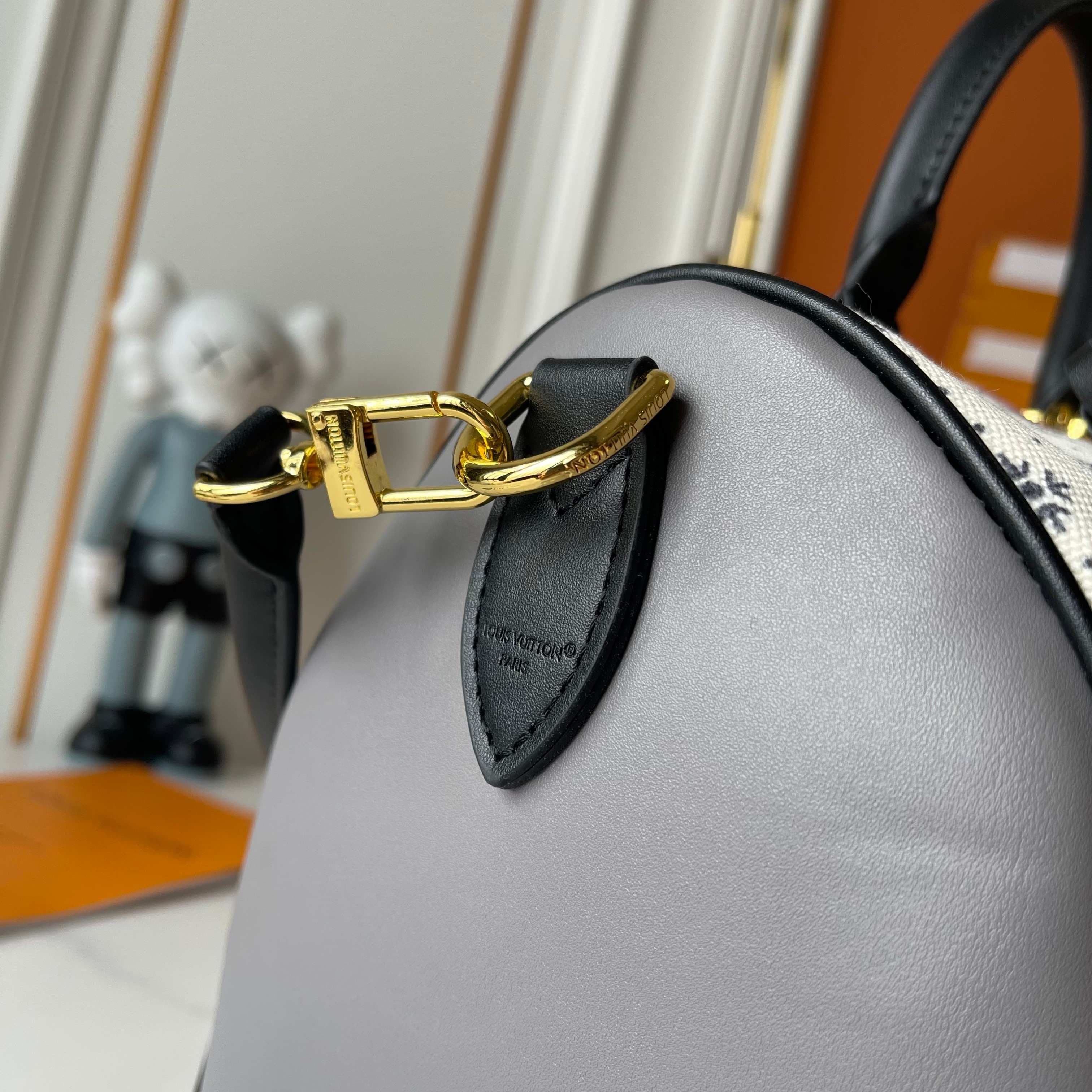 Louis Vuitton White Product M26305