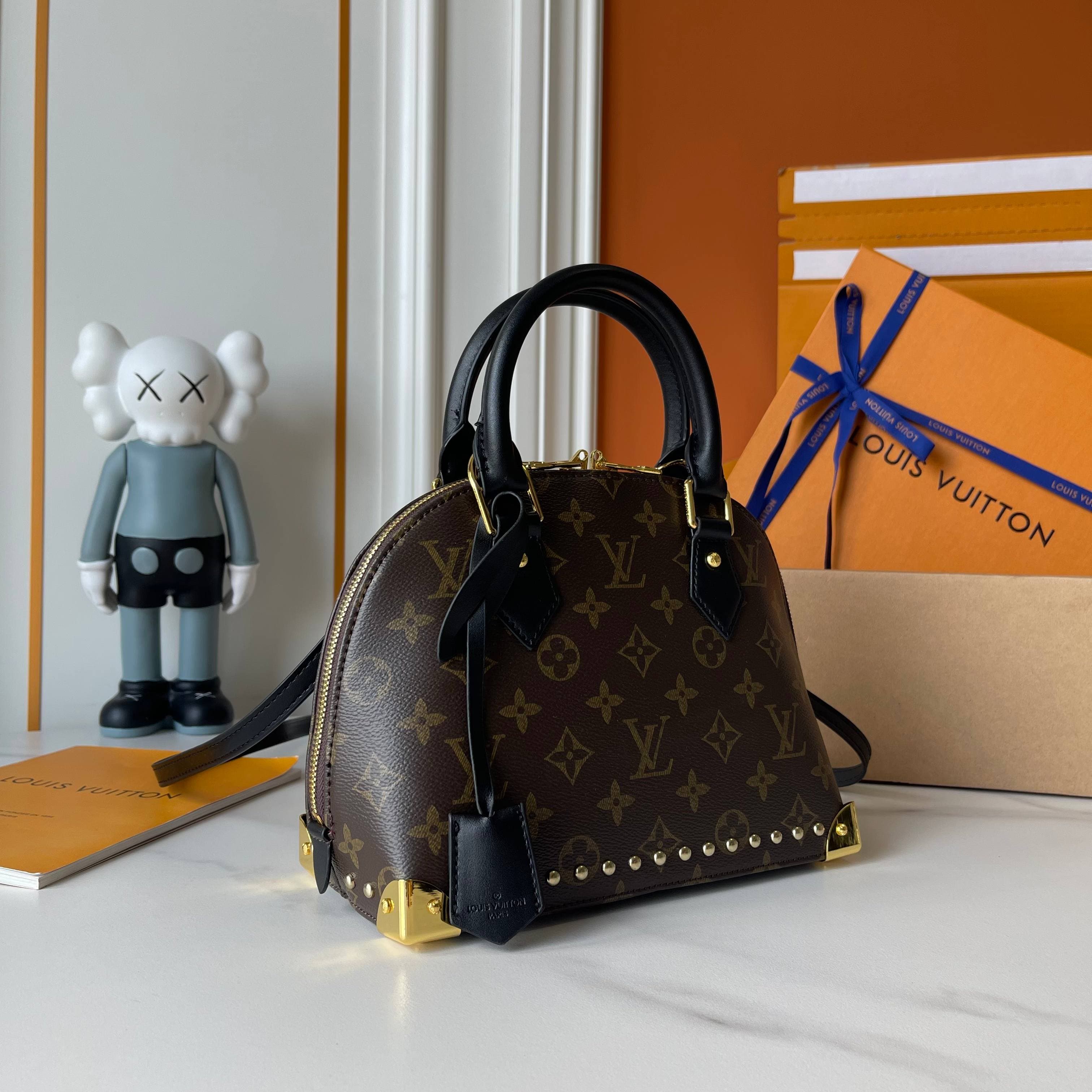 Louis Vuitton Cream Bag M27812