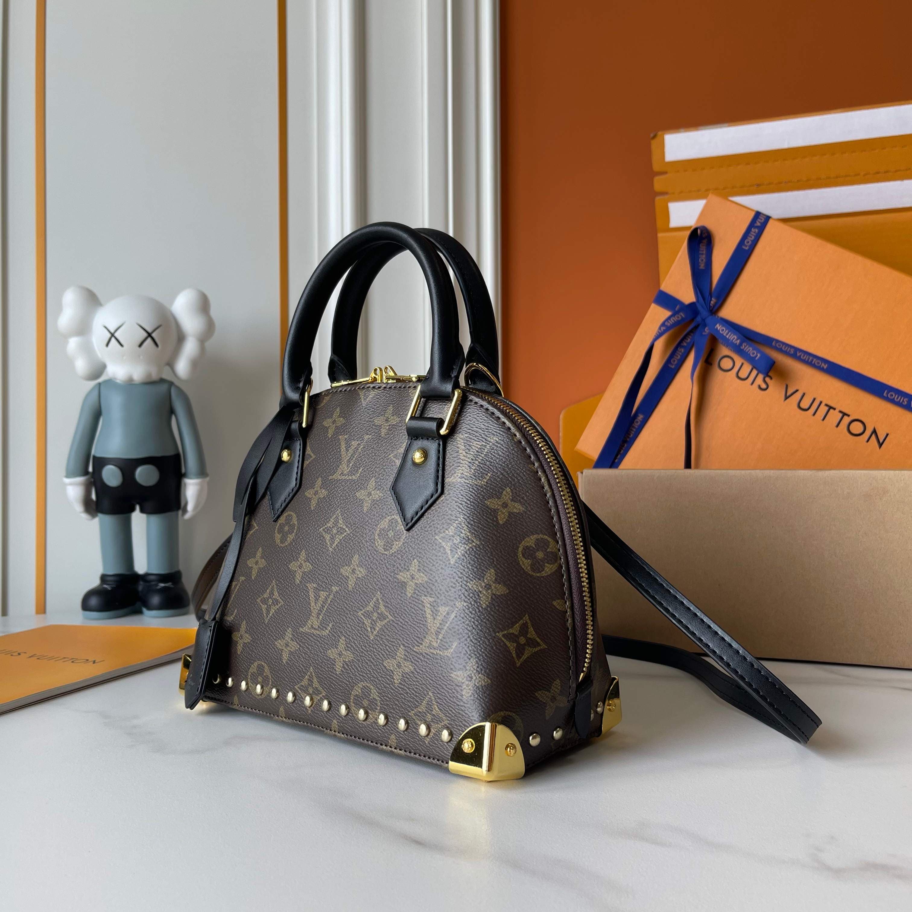 Louis Vuitton Cream Bag M27812