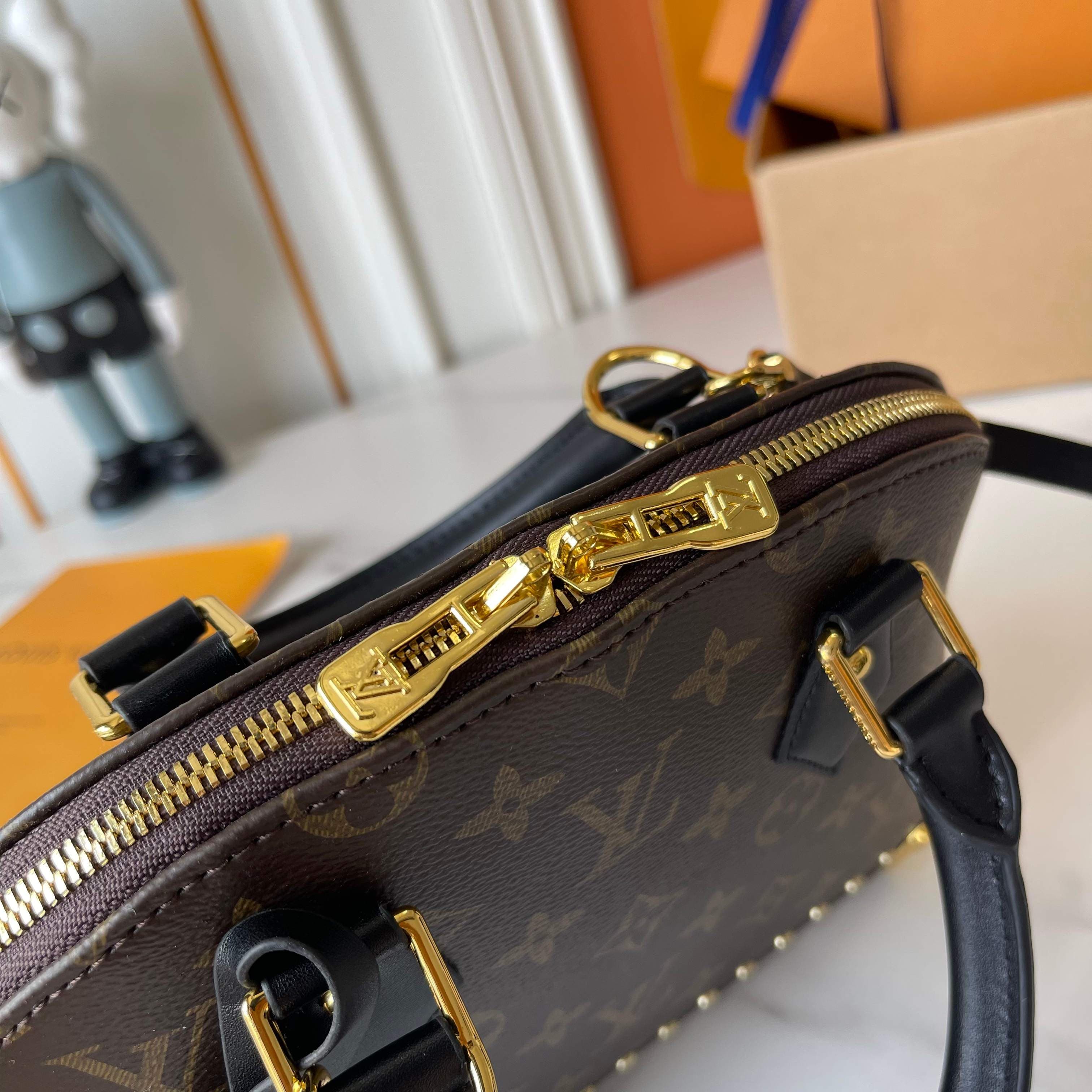 Louis Vuitton Cream Bag M27812