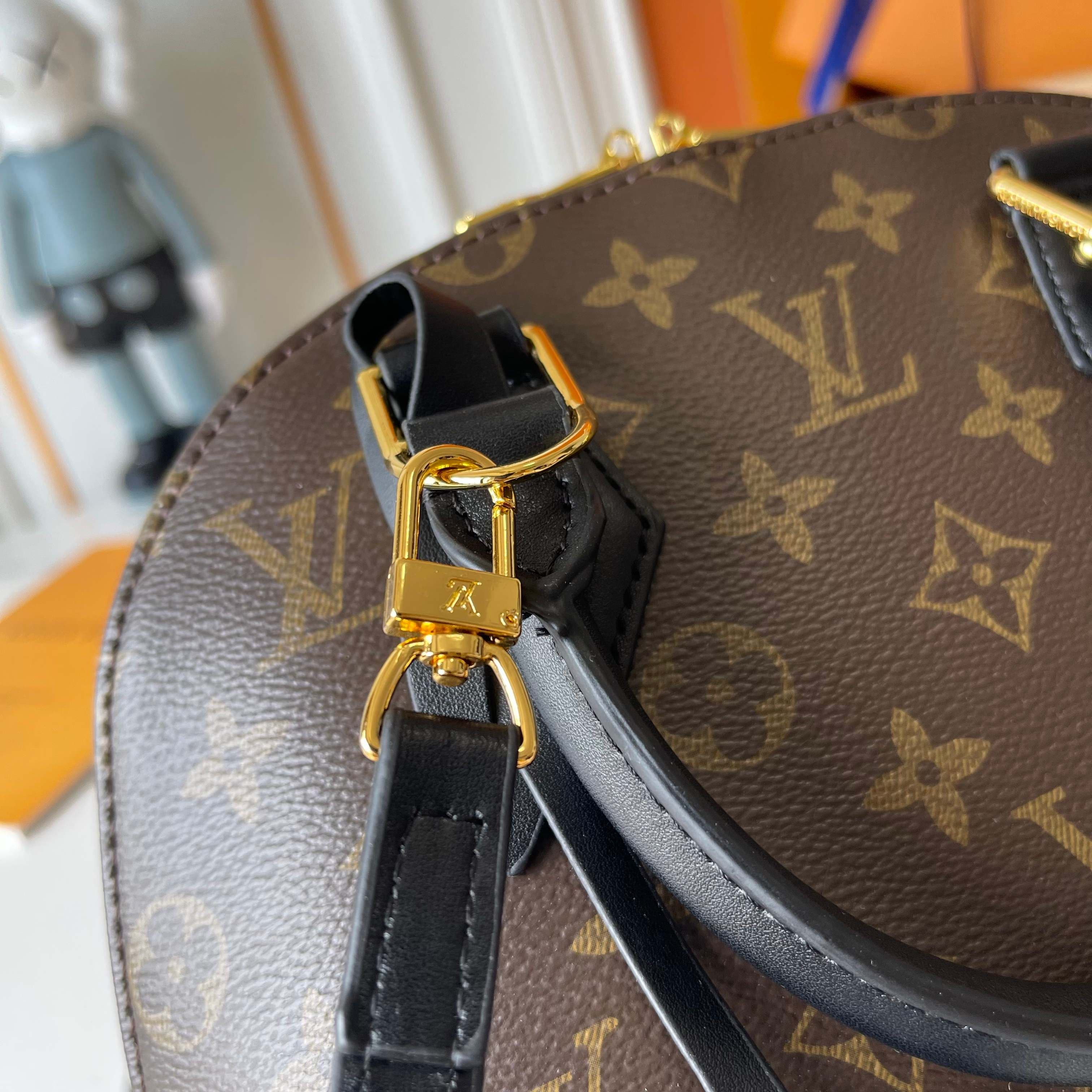 Louis Vuitton Cream Bag M27812