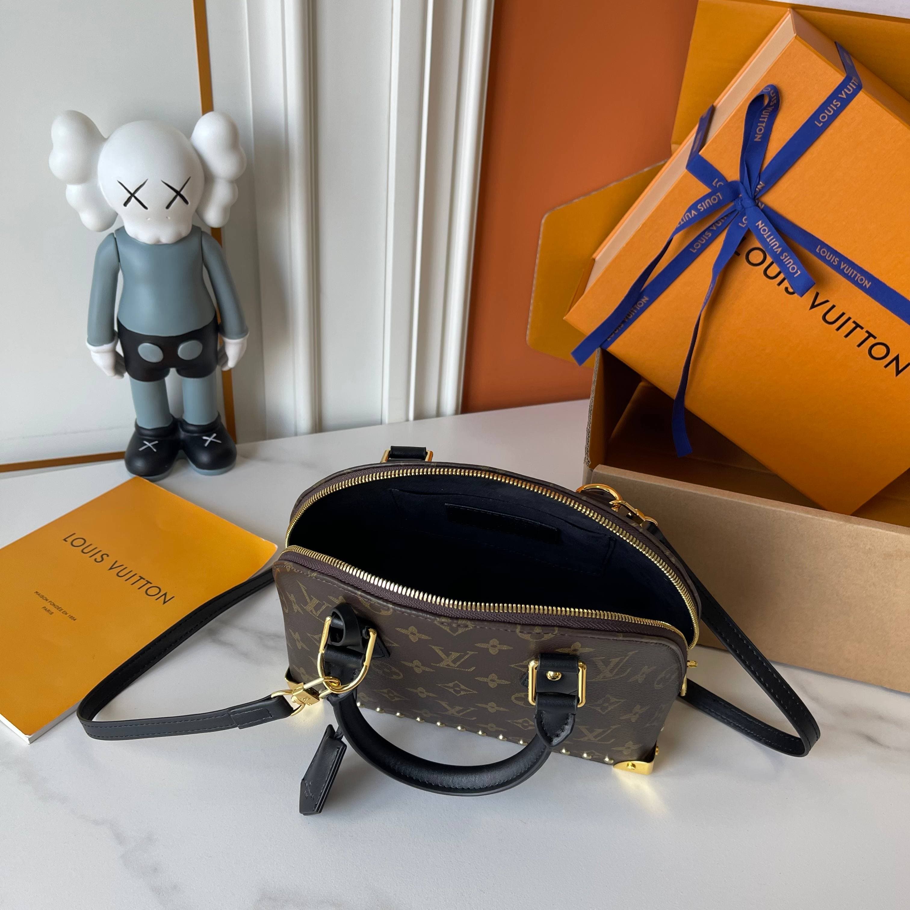 Louis Vuitton Cream Bag M27812