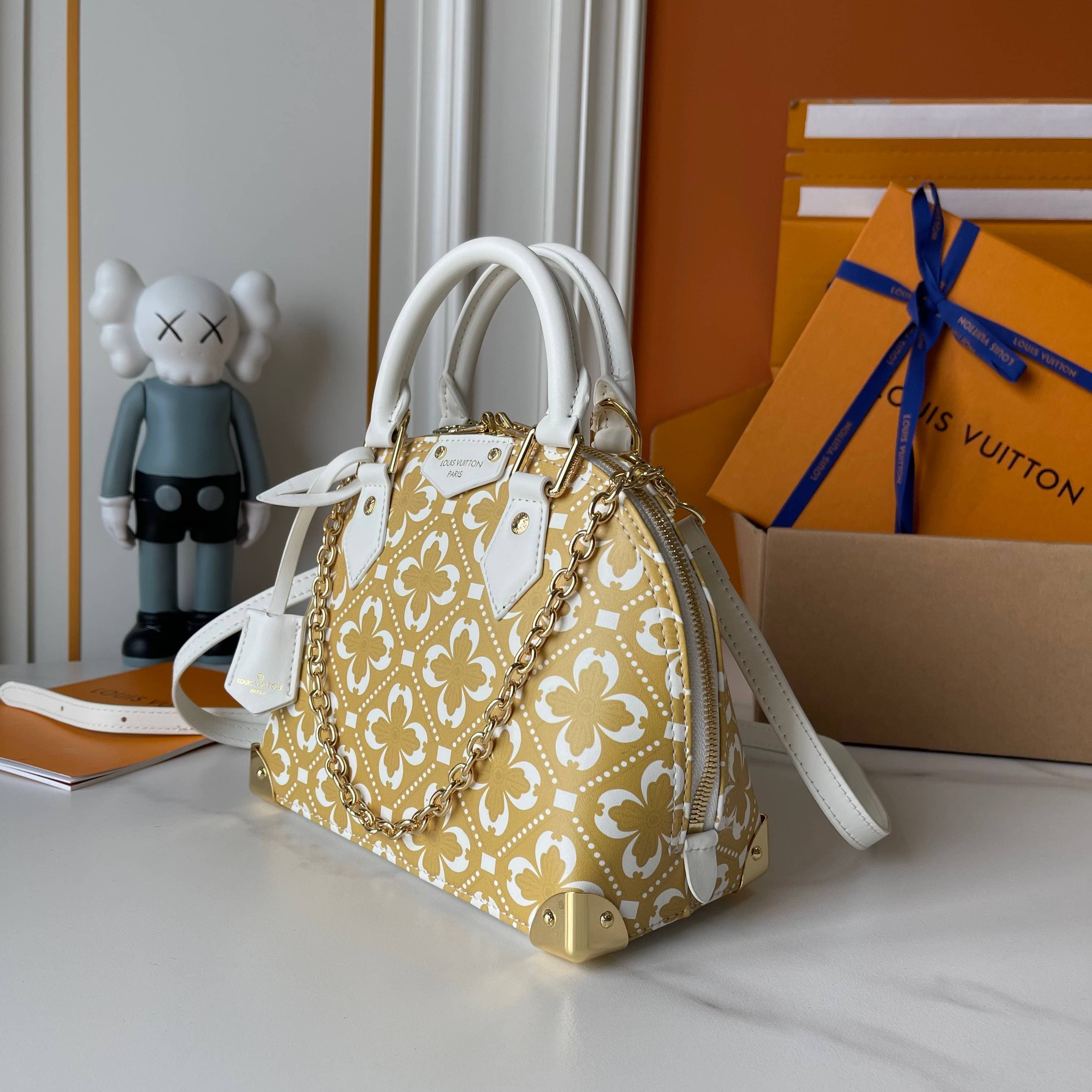 Louis Vuitton Cream Bag M27812
