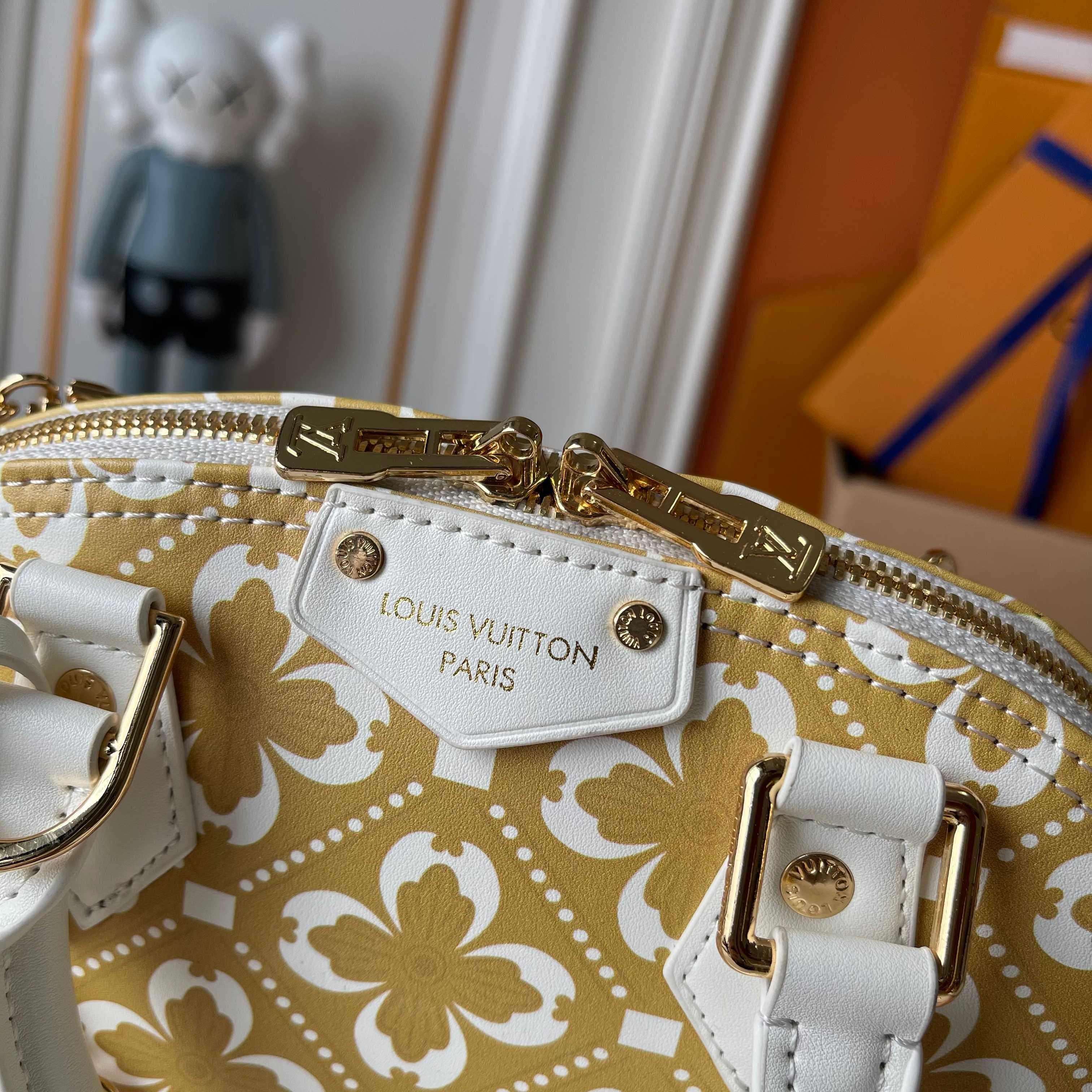 Louis Vuitton Cream Bag M27812