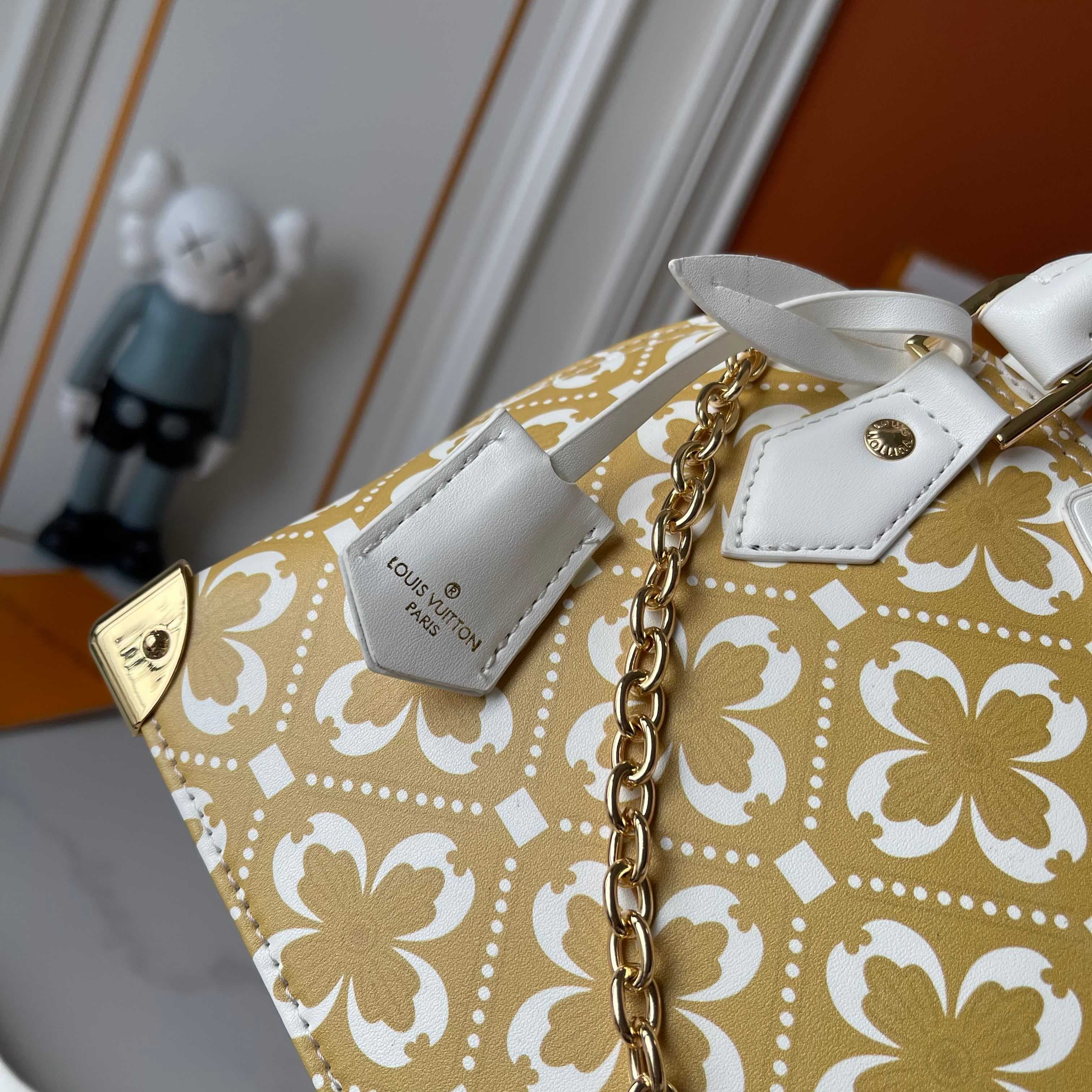 Louis Vuitton Cream Bag M27812