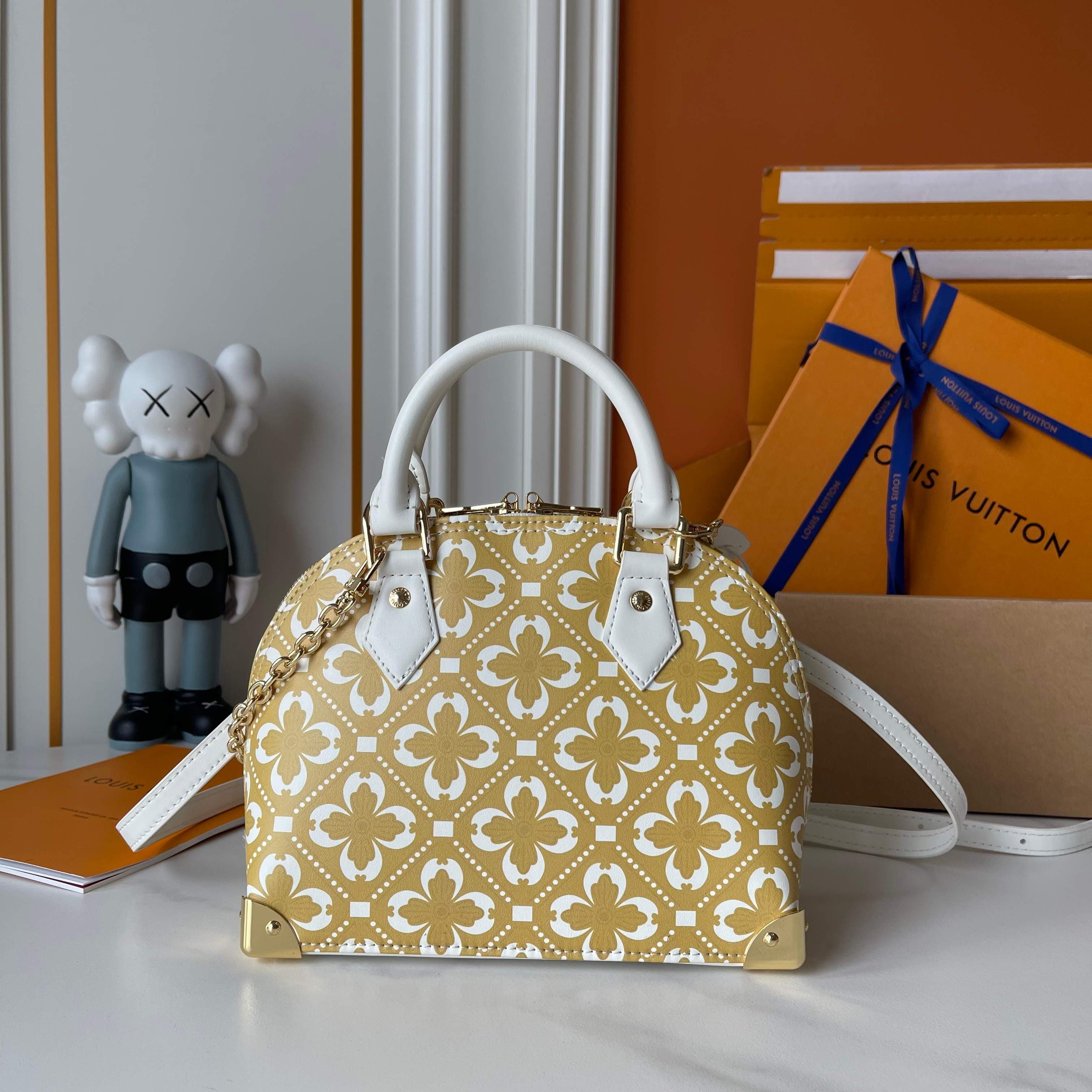 Louis Vuitton Cream Bag M27812