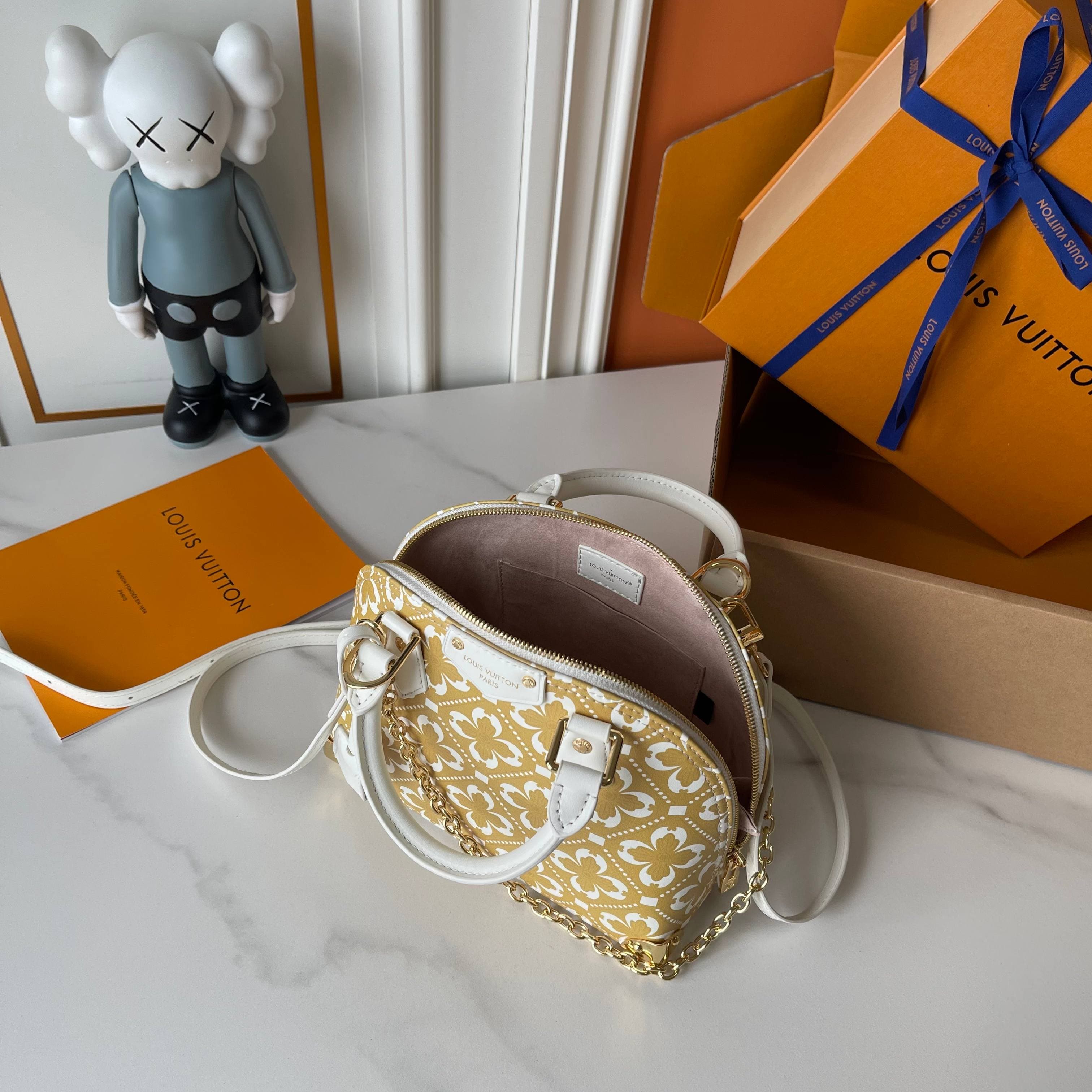 Louis Vuitton Cream Bag M27812