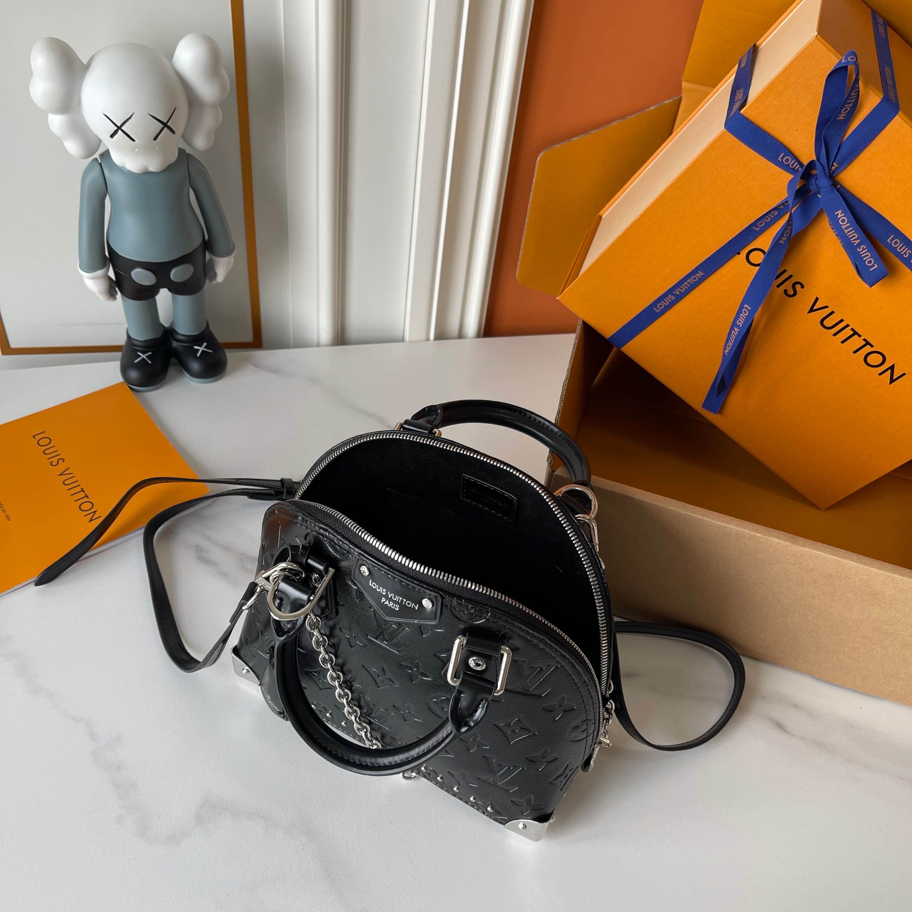 Louis Vuitton Cream Bag M27812