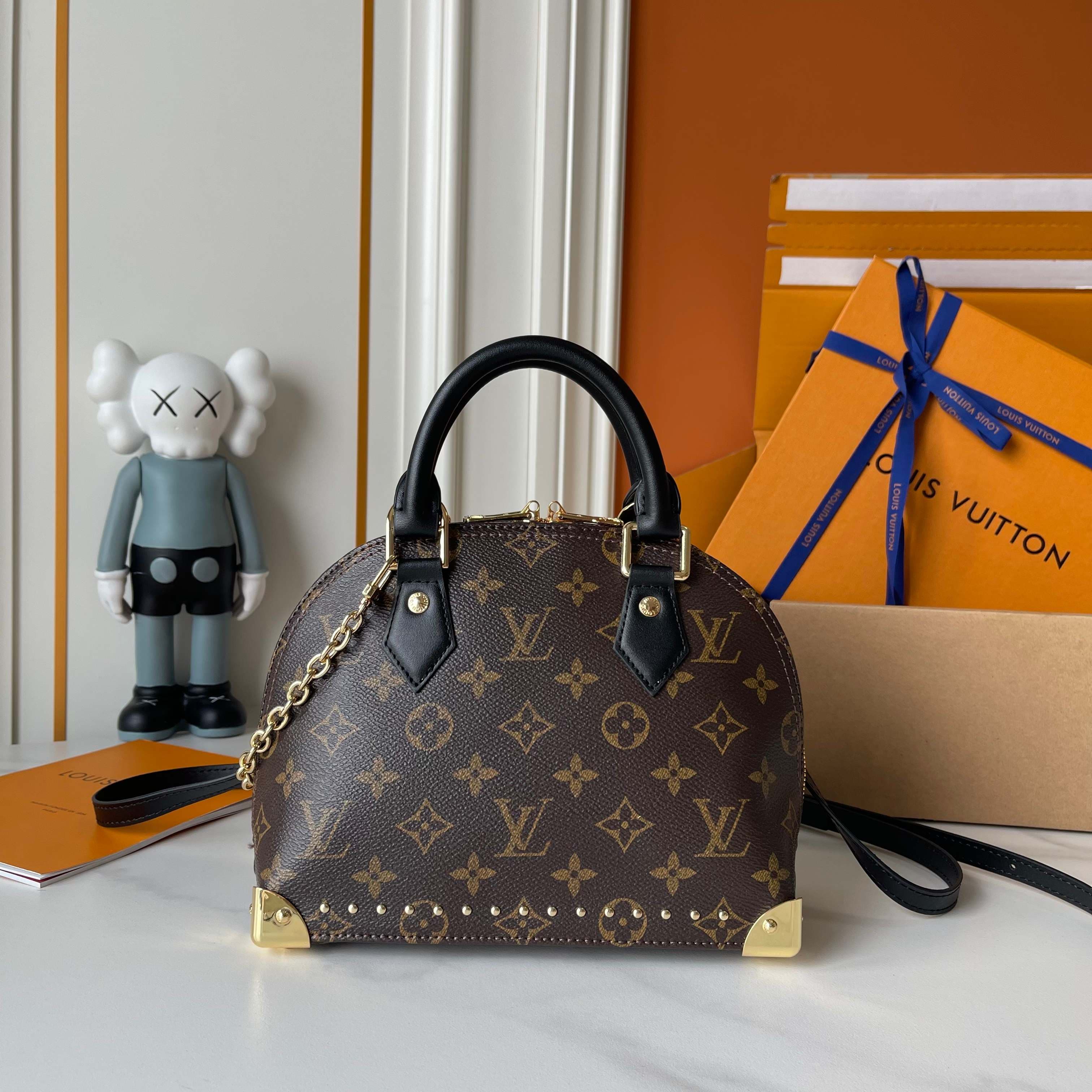 Louis Vuitton Cream Bag M27812