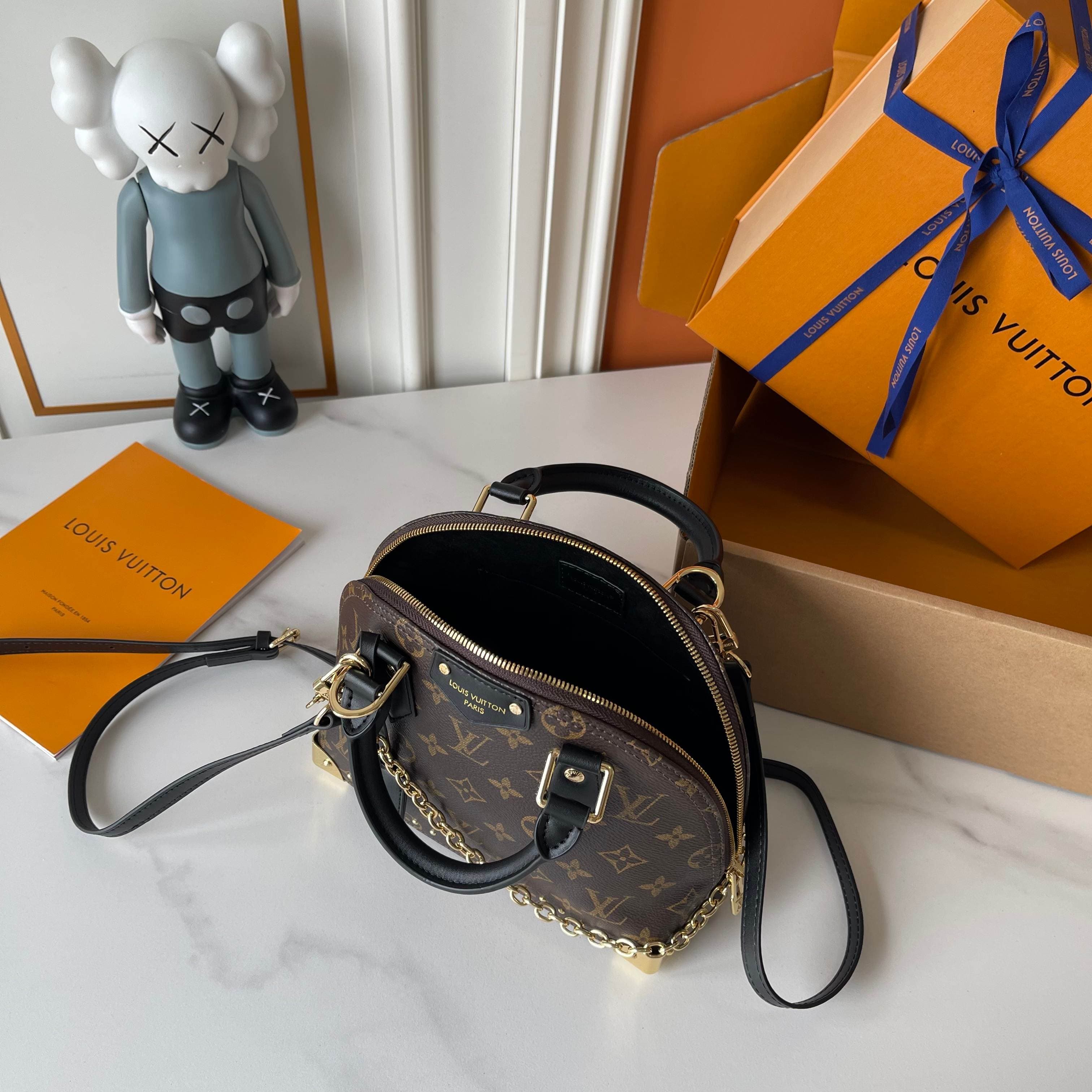 Louis Vuitton Cream Bag M27812