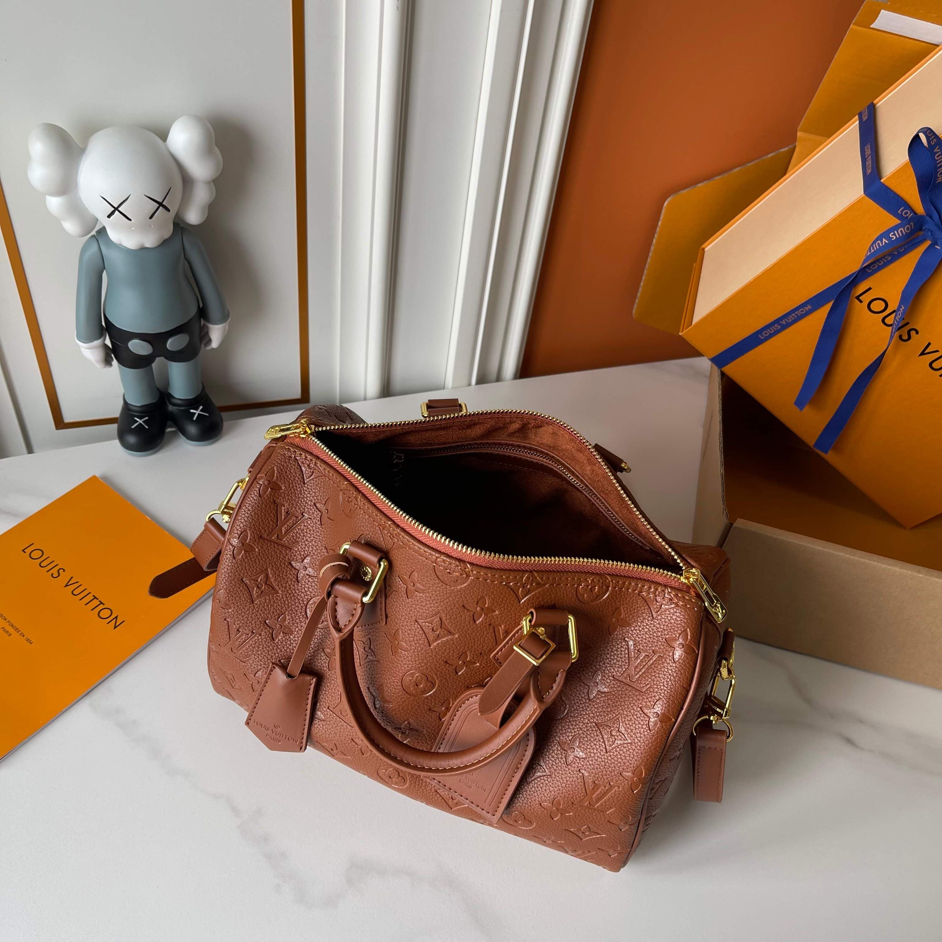 Louis Vuitton Cream Product M26305