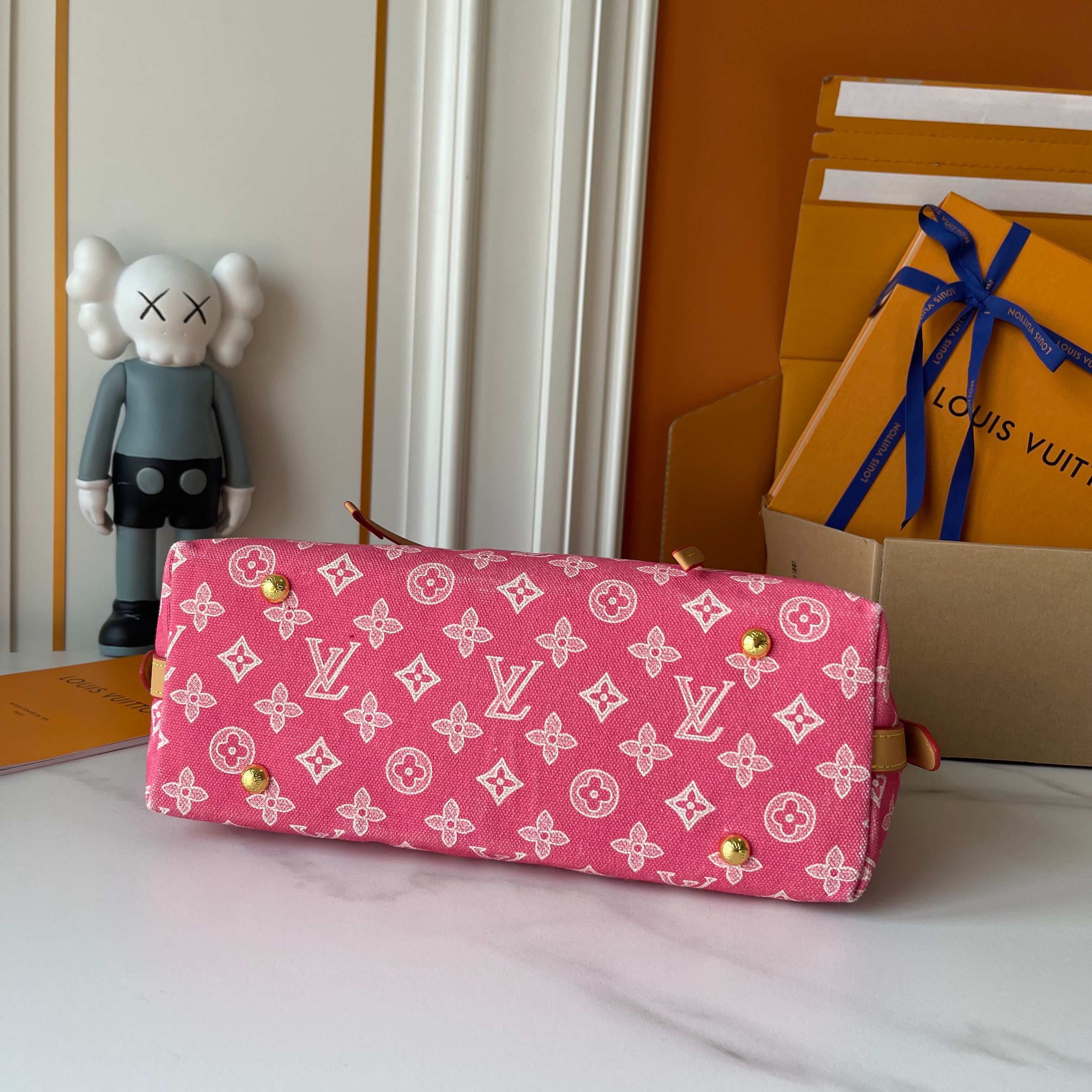 Louis Vuitton Medium Pouch M27948