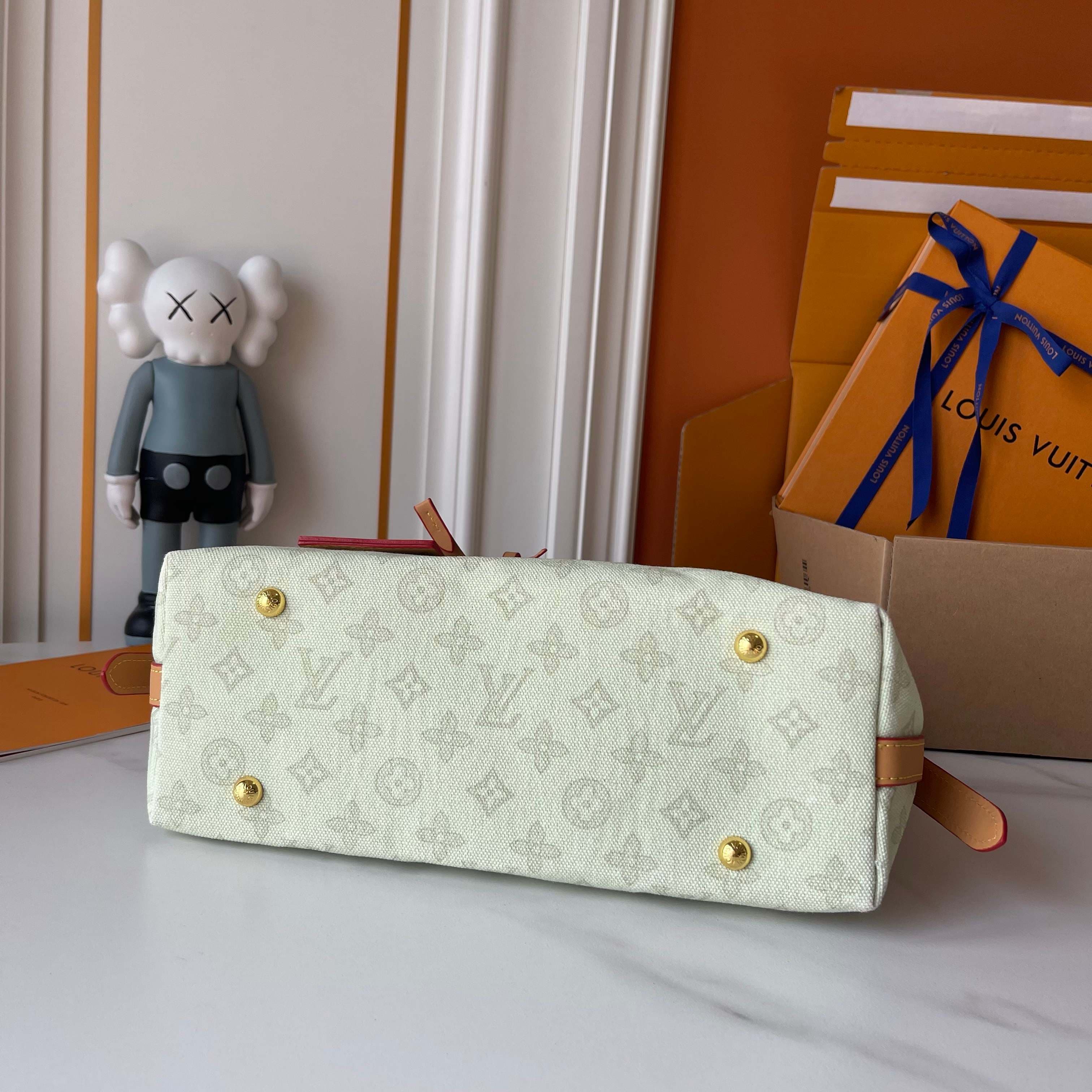 Louis Vuitton Medium Pouch M27948
