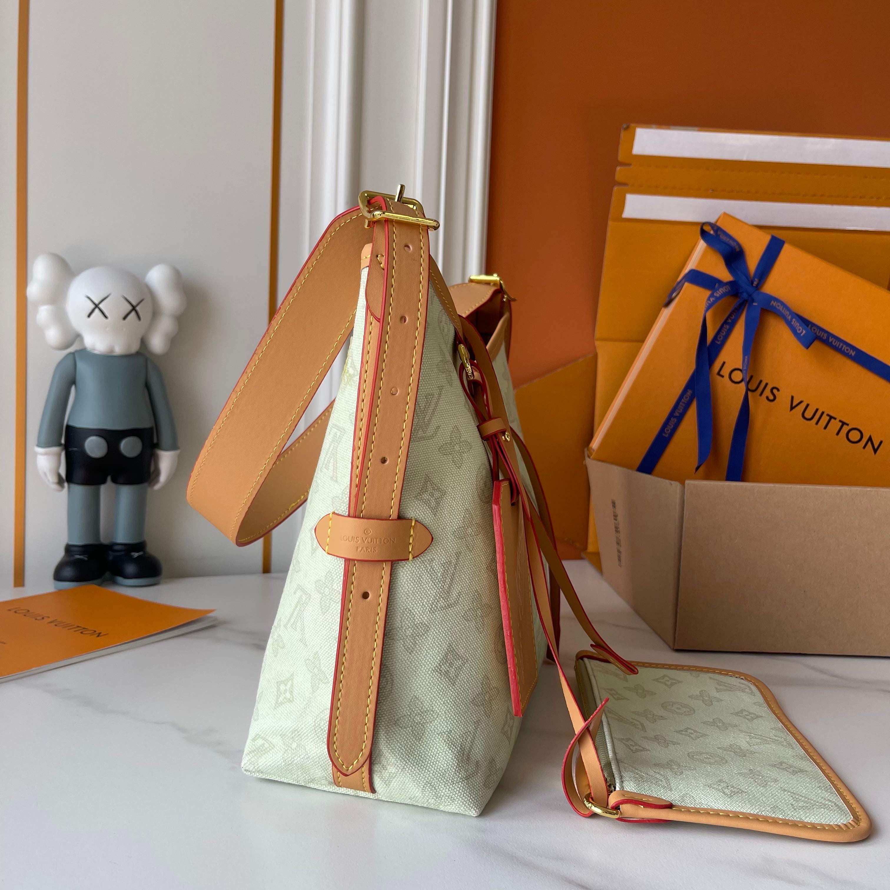 Louis Vuitton Medium Pouch M27948