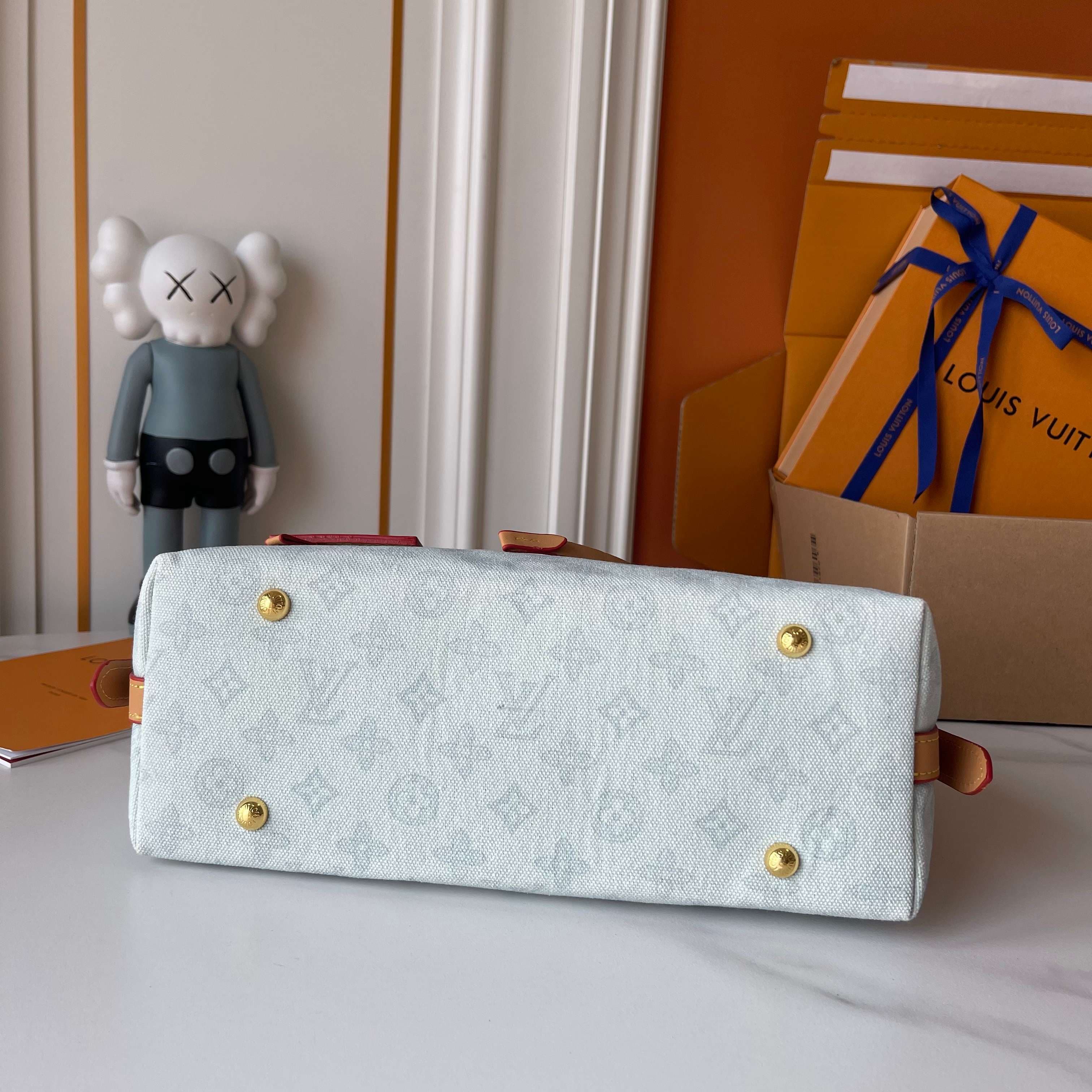 Louis Vuitton Medium Pouch M27948
