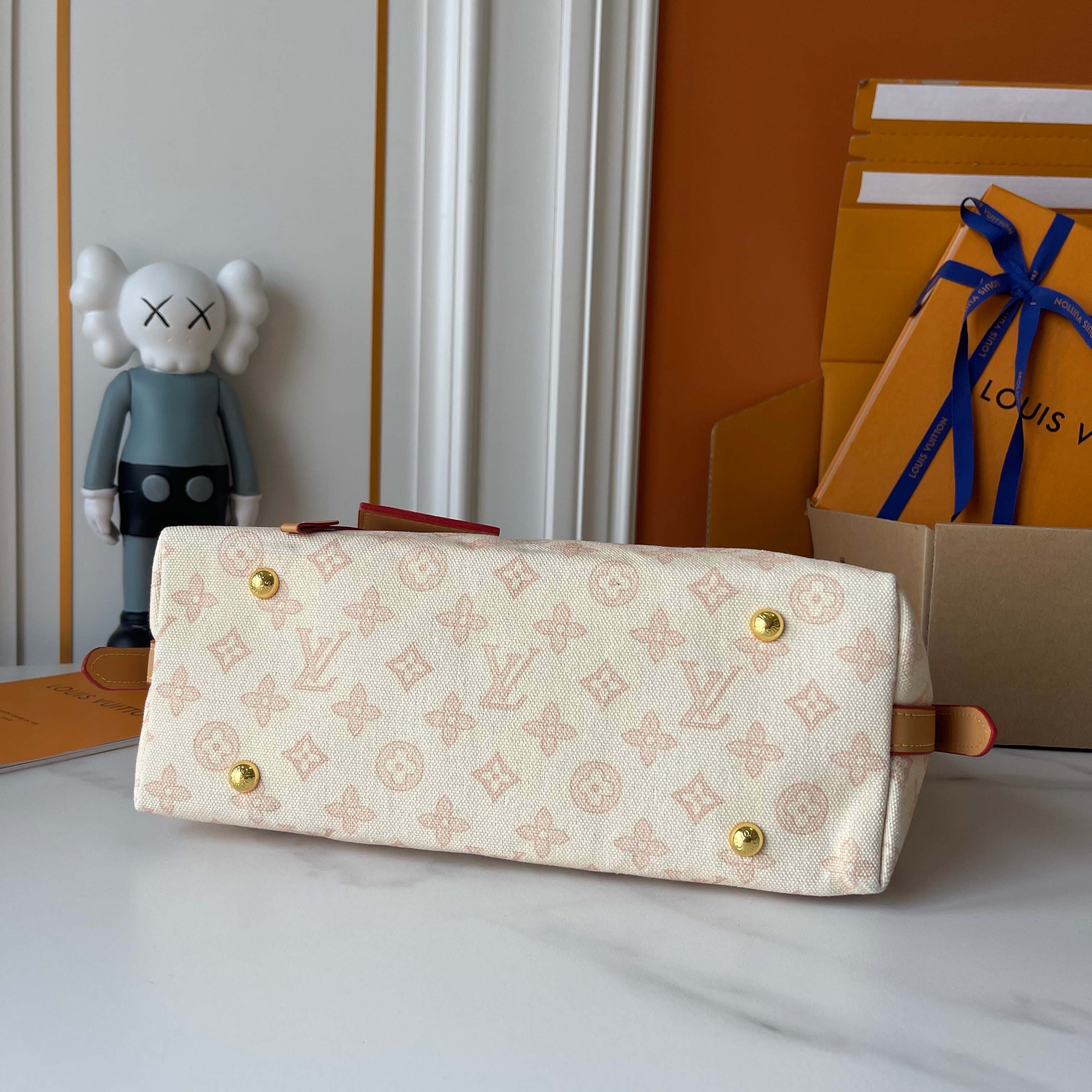 Louis Vuitton Medium Pouch M27948