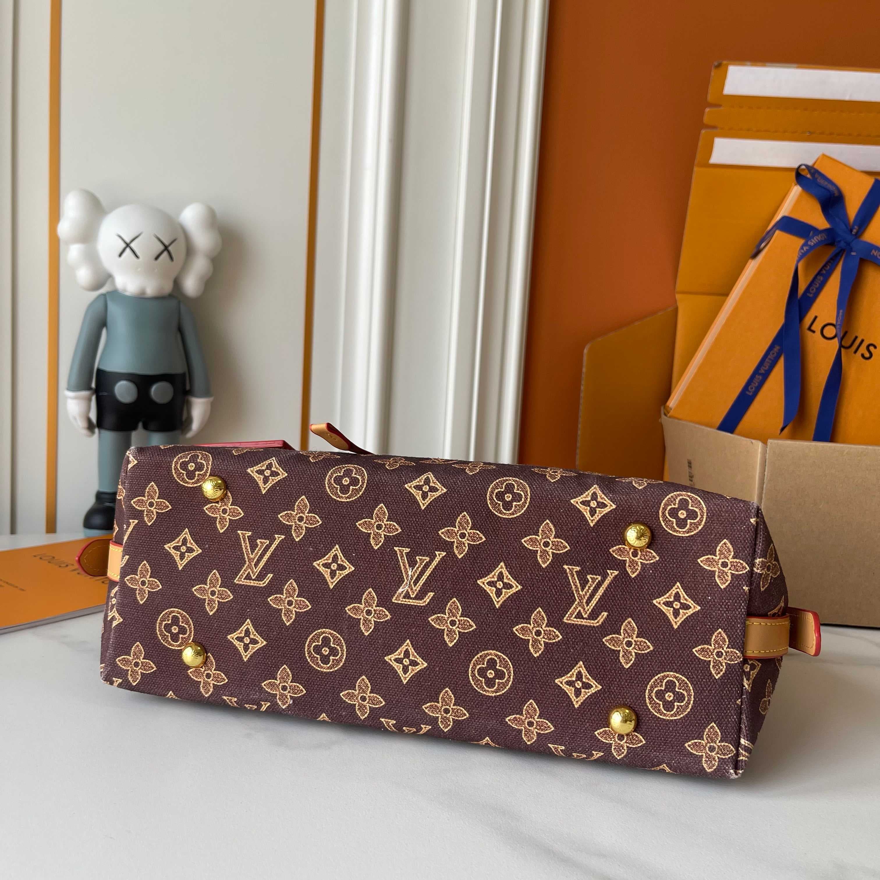 Louis Vuitton Medium Pouch M27948