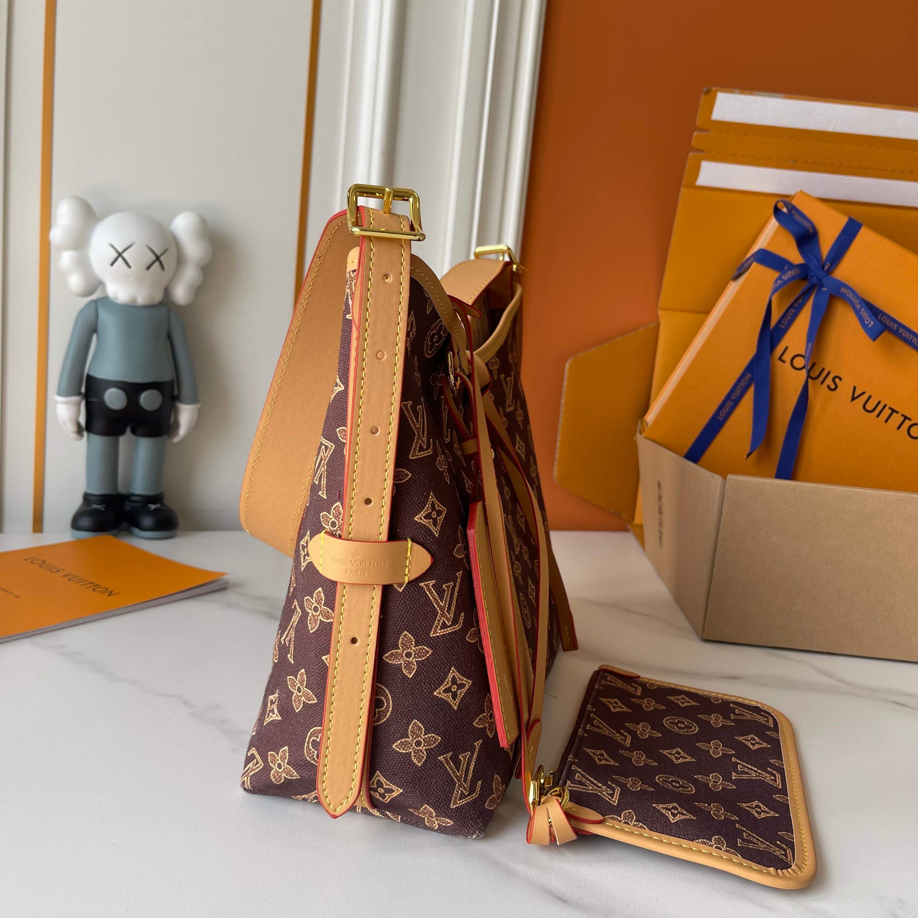 Louis Vuitton Medium Pouch M27948
