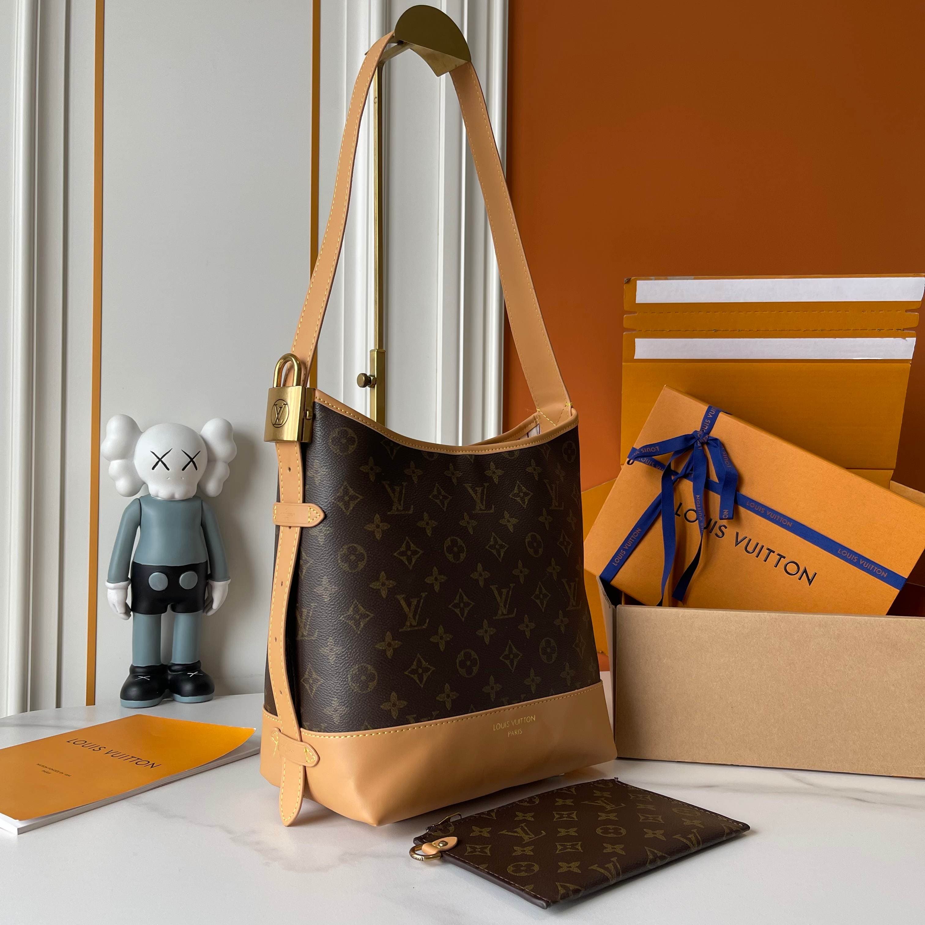 Louis Vuitton White Small Shoulder Bag M25468