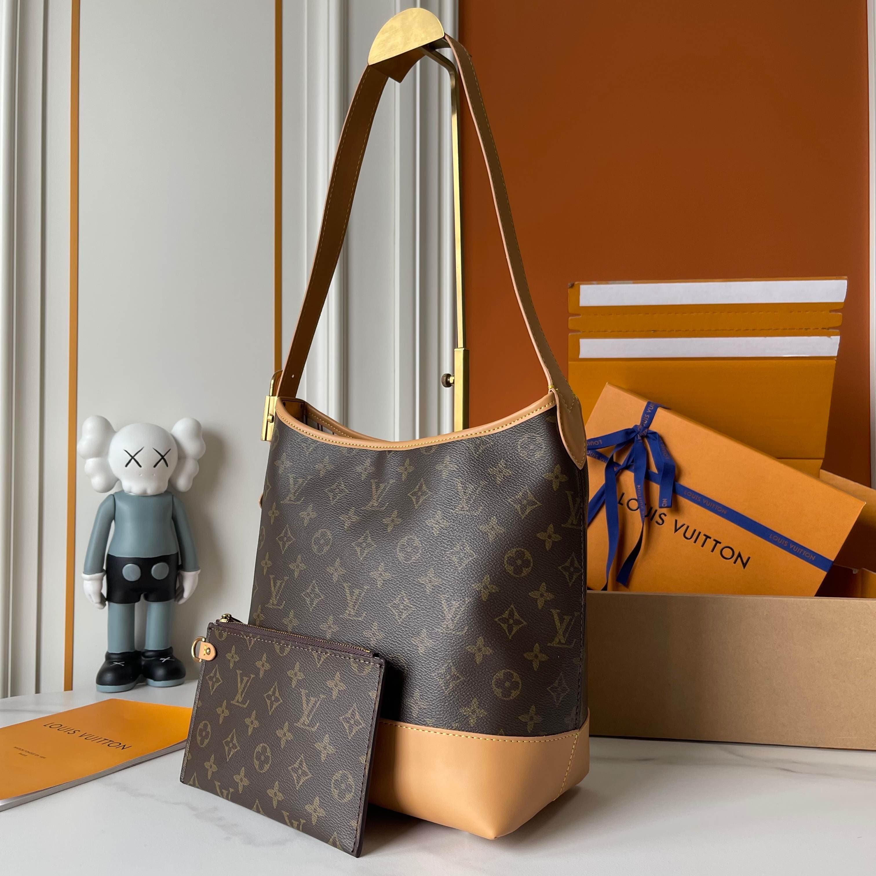 Louis Vuitton White Small Shoulder Bag M25468