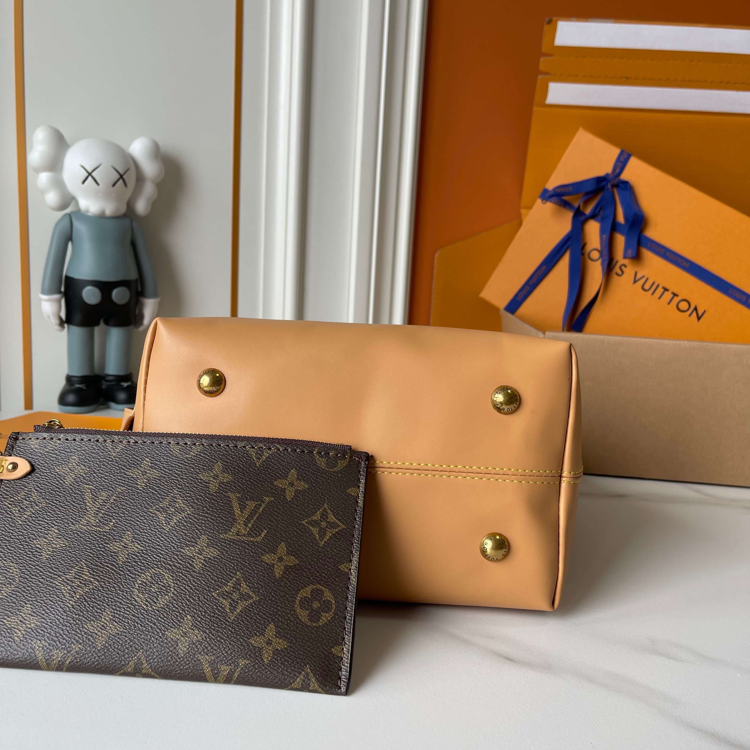 Louis Vuitton White Small Shoulder Bag M25468