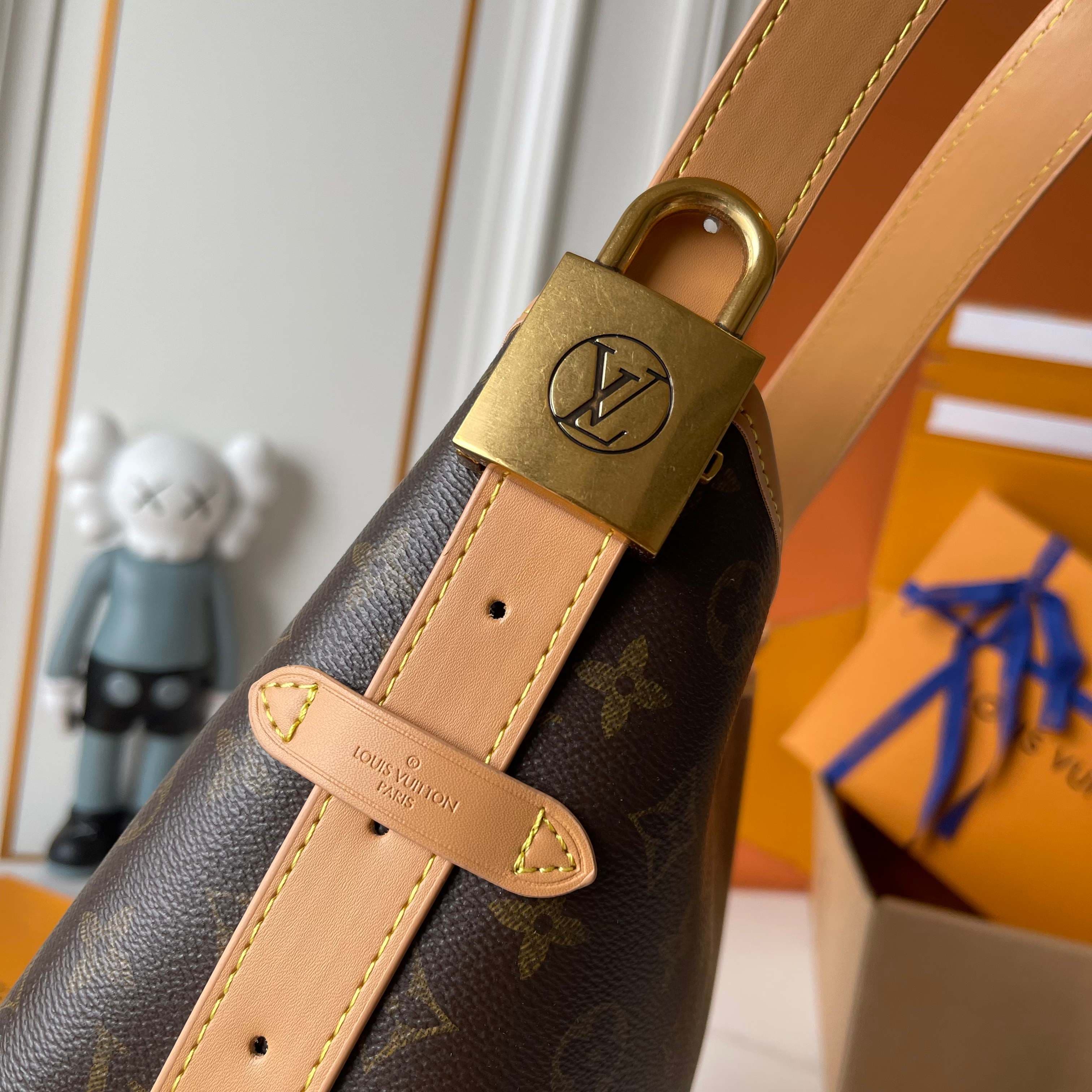 Louis Vuitton White Small Shoulder Bag M25468