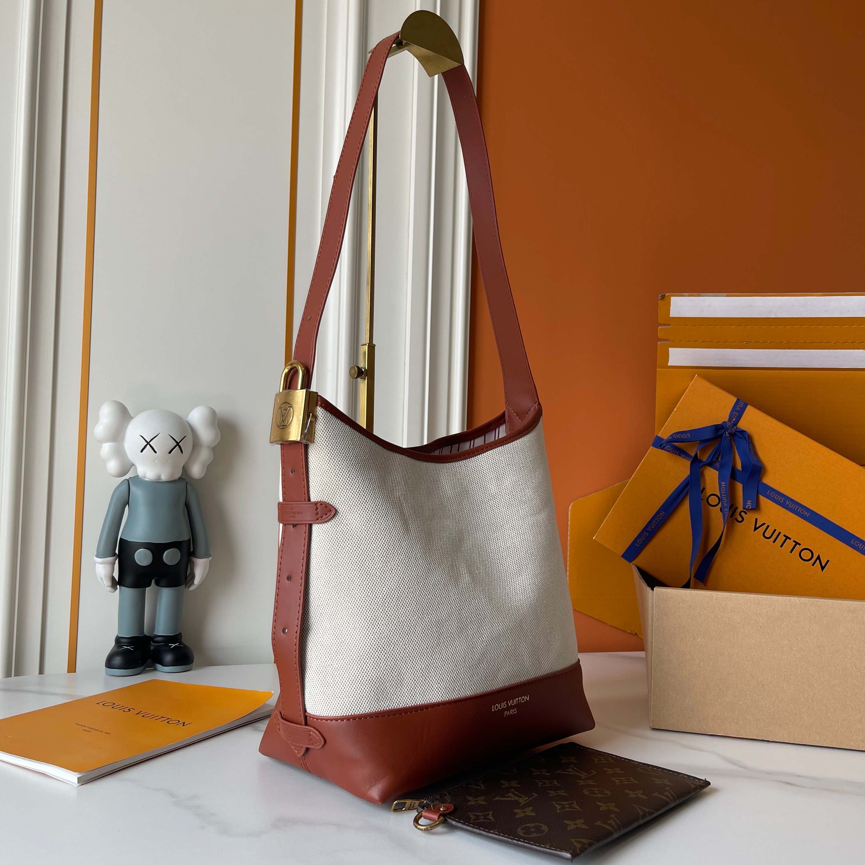 Louis Vuitton White Small Shoulder Bag M25468