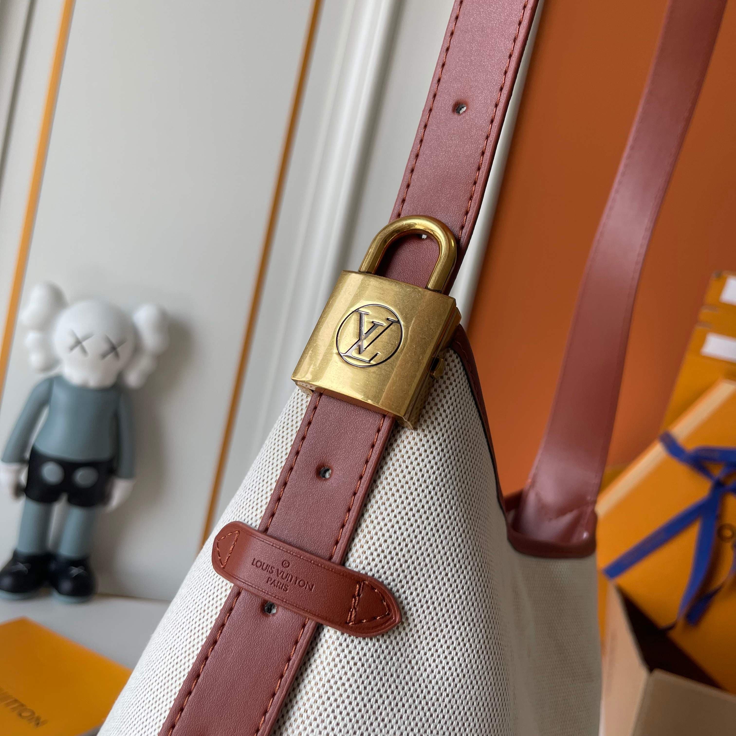Louis Vuitton White Small Shoulder Bag M25468
