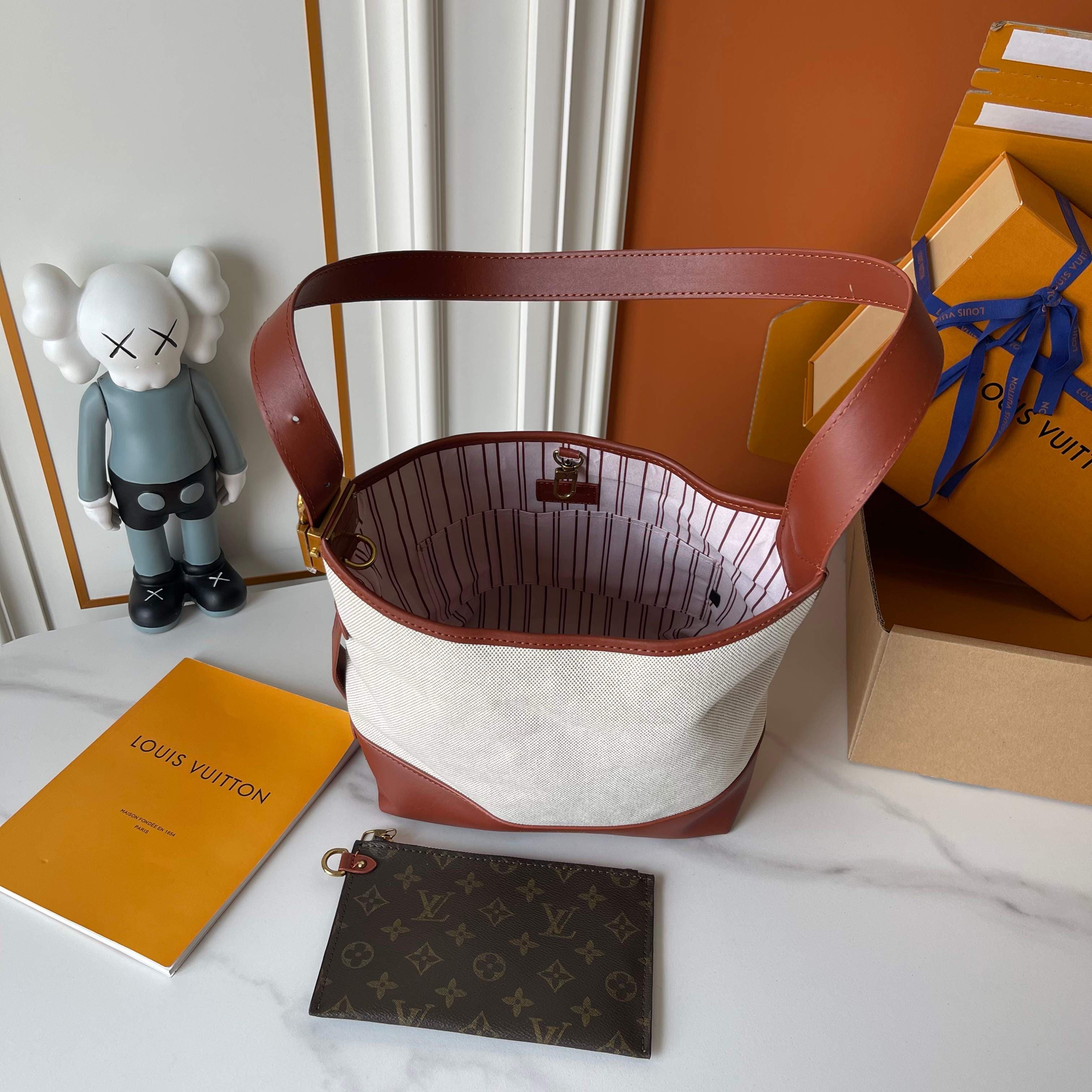Louis Vuitton White Small Shoulder Bag M25468
