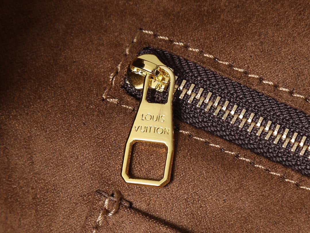Louis Vuitton Product M27582