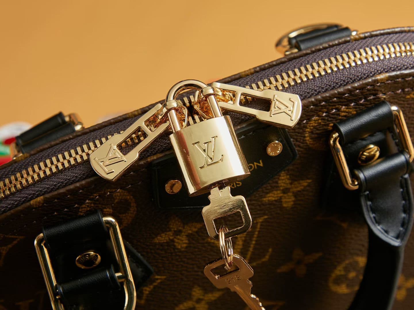 Louis Vuitton Bag M26084