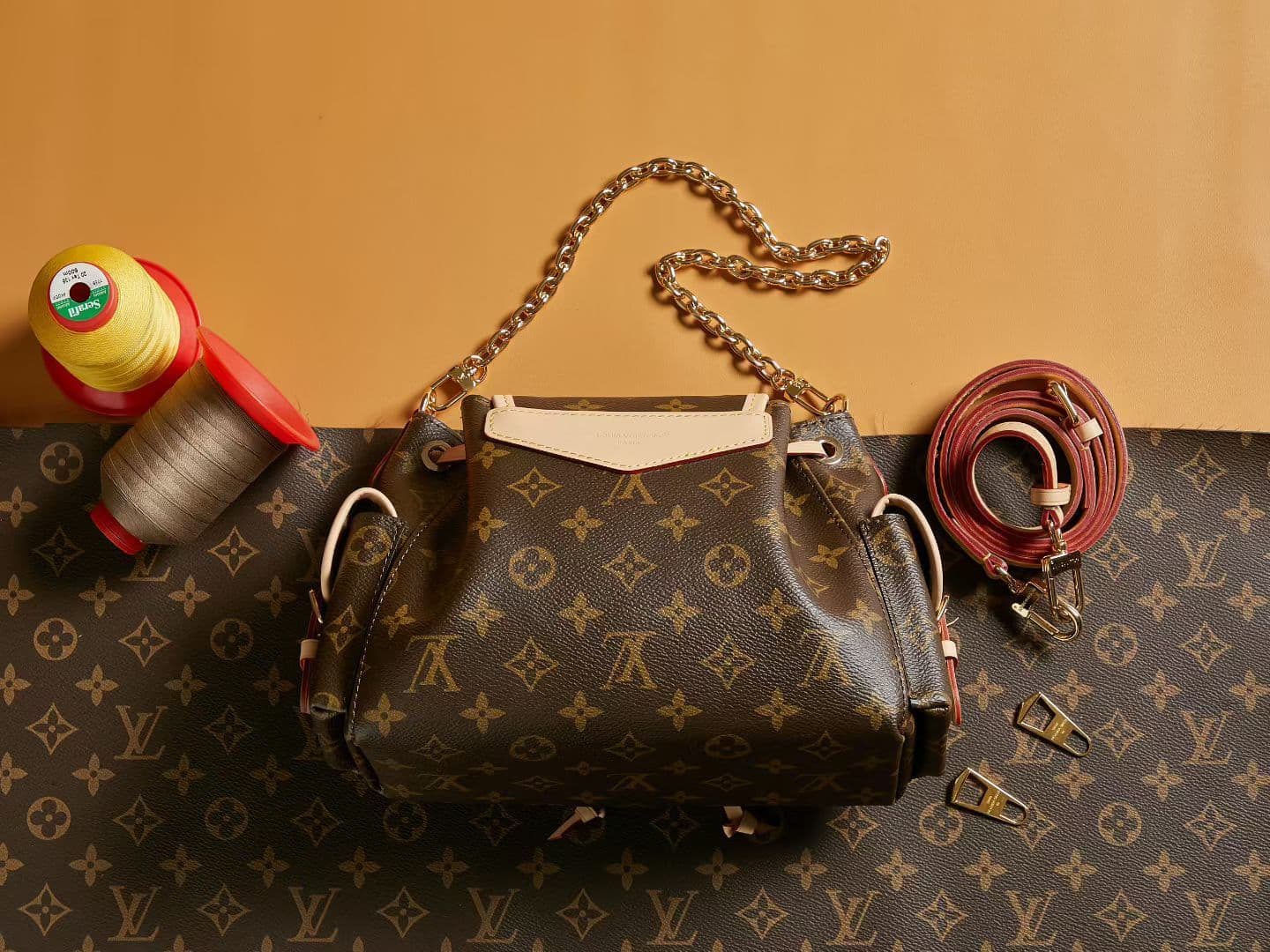 Louis Vuitton Gold Bag M25085