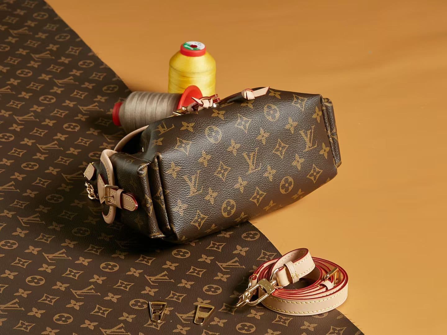 Louis Vuitton Gold Bag M25085