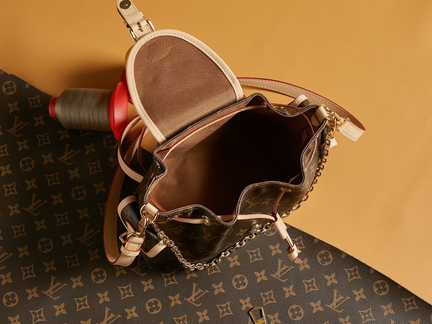 Louis Vuitton Gold Bag M25085