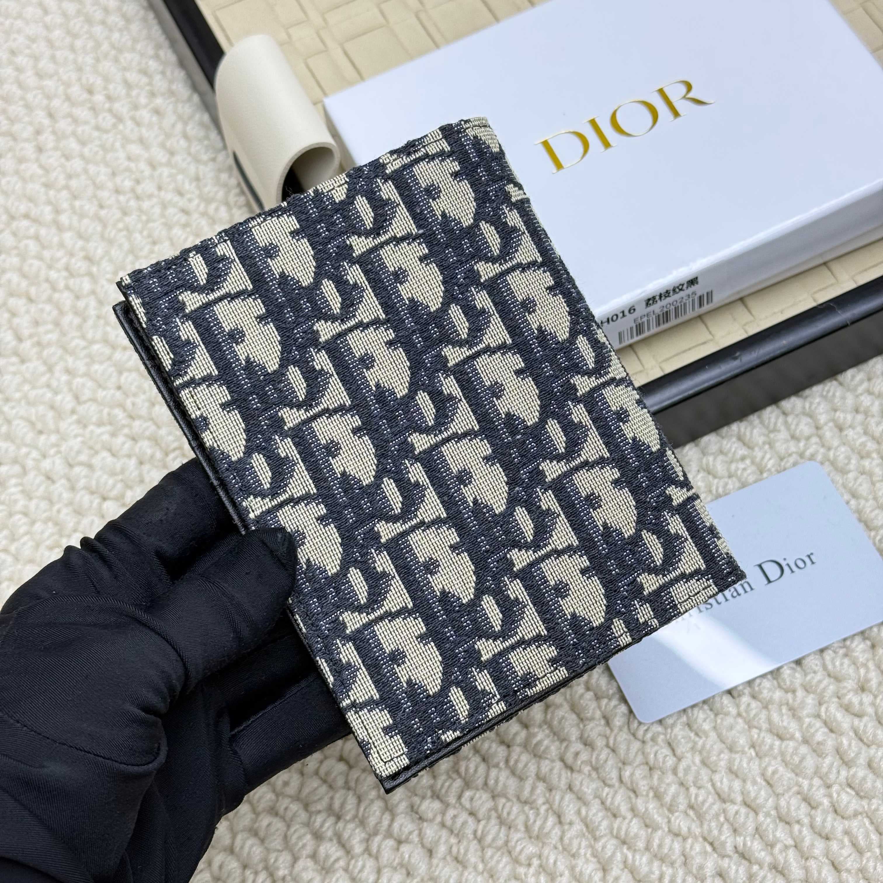 Dior Black Product H016