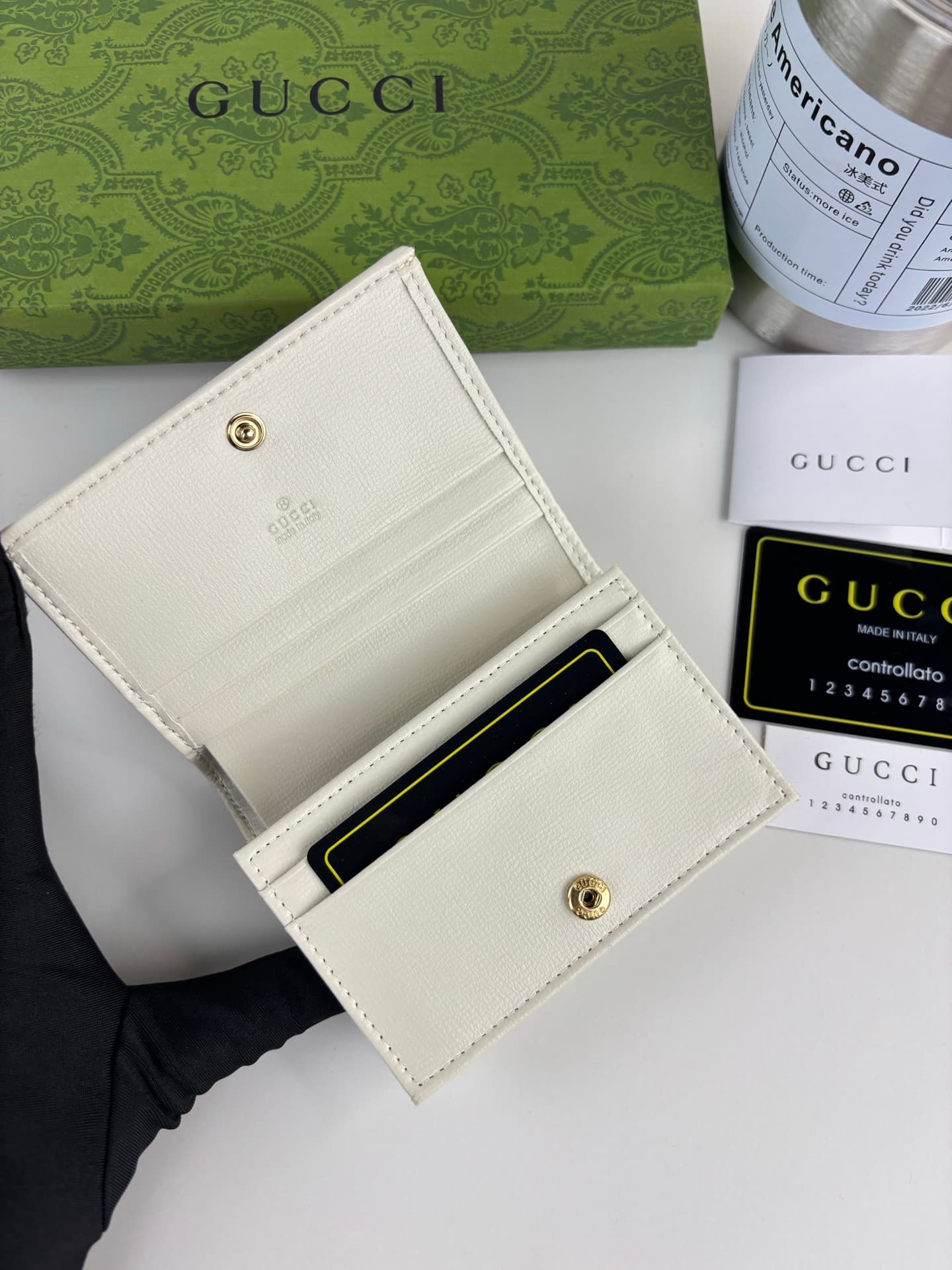 Gucci White Wallet 621887
