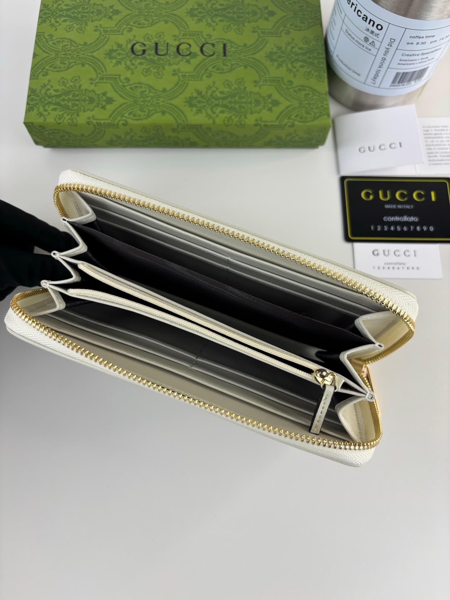 Gucci White Wallet 621889