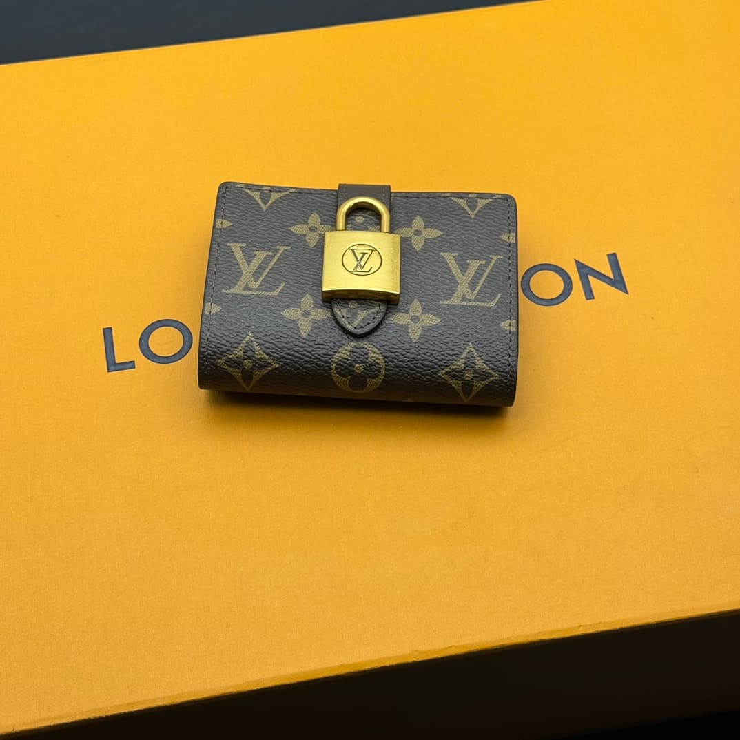 Louis Vuitton Black Watch M12408