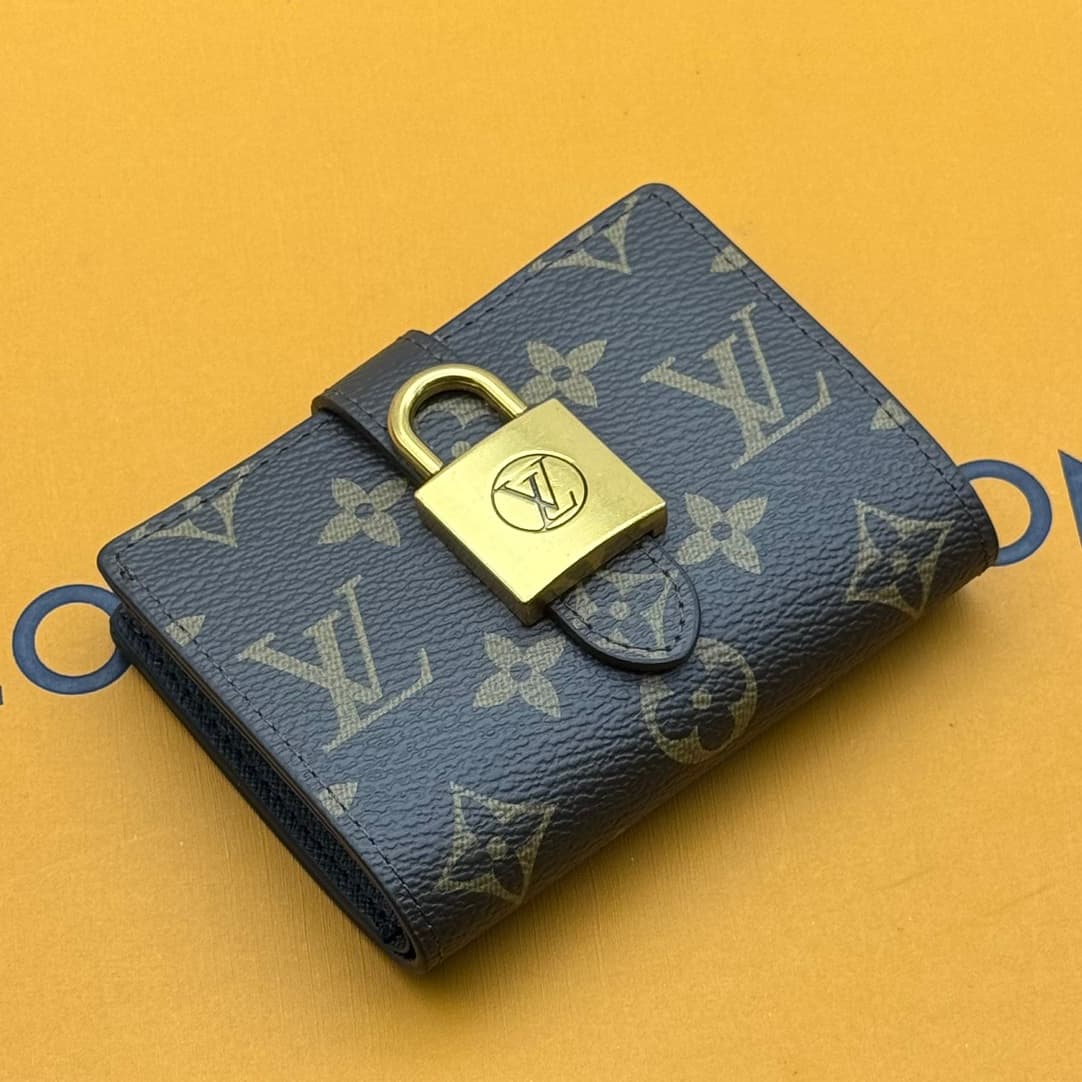 Louis Vuitton Black Watch M12408