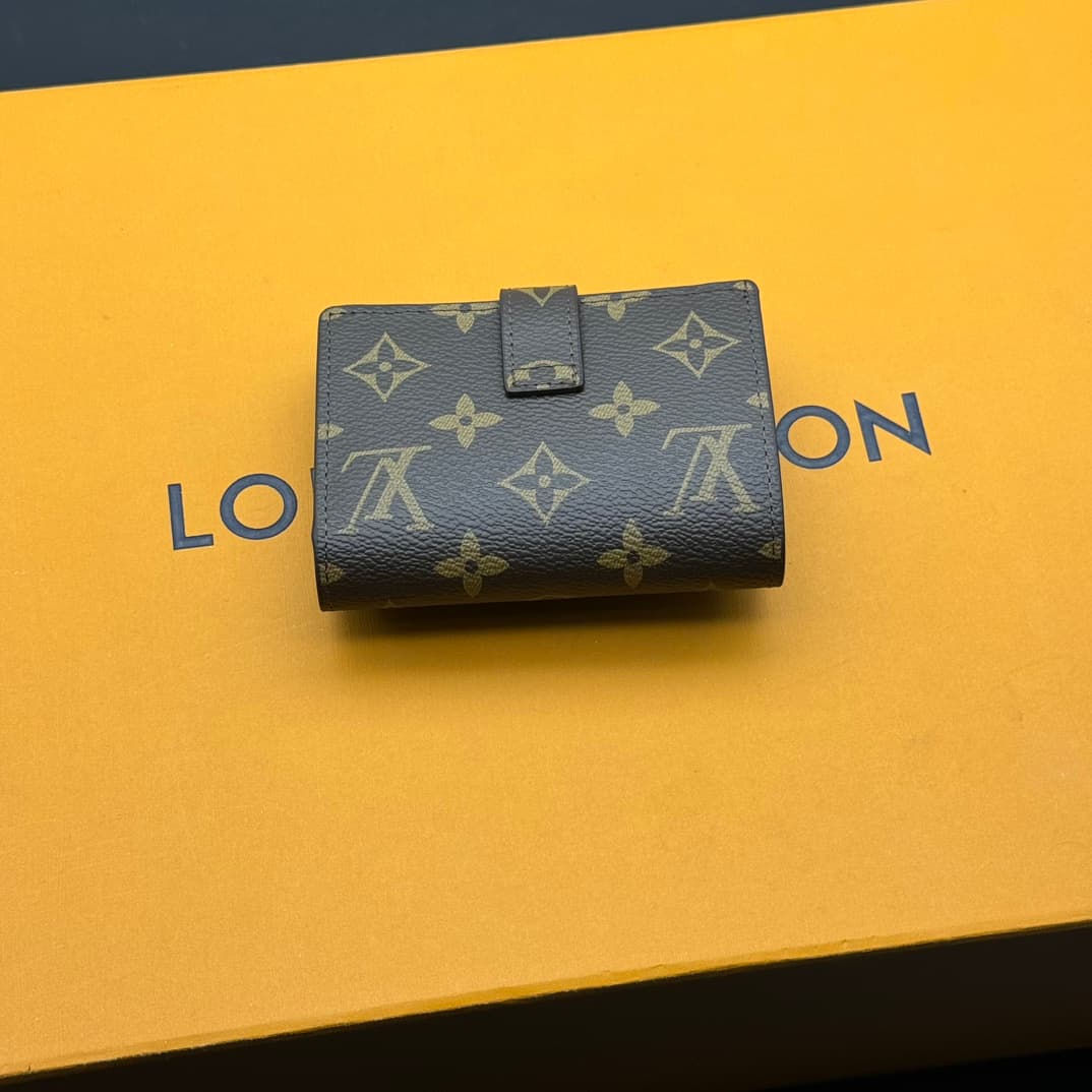 Louis Vuitton Black Watch M12408