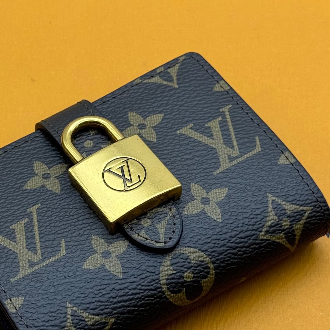 Louis Vuitton Black Watch M12408