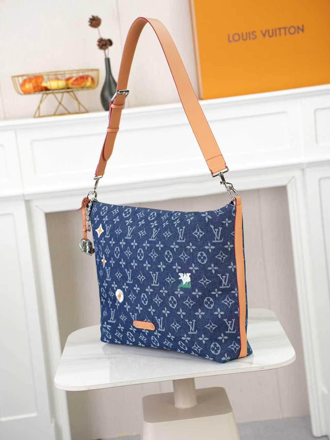 Louis Vuitton Shoulder Bag M27181