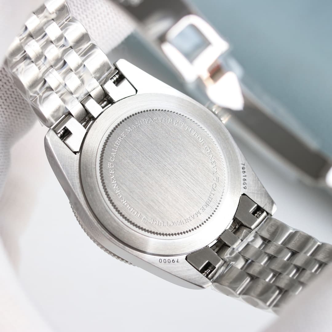 Bottega Veneta Blue Watch M79000